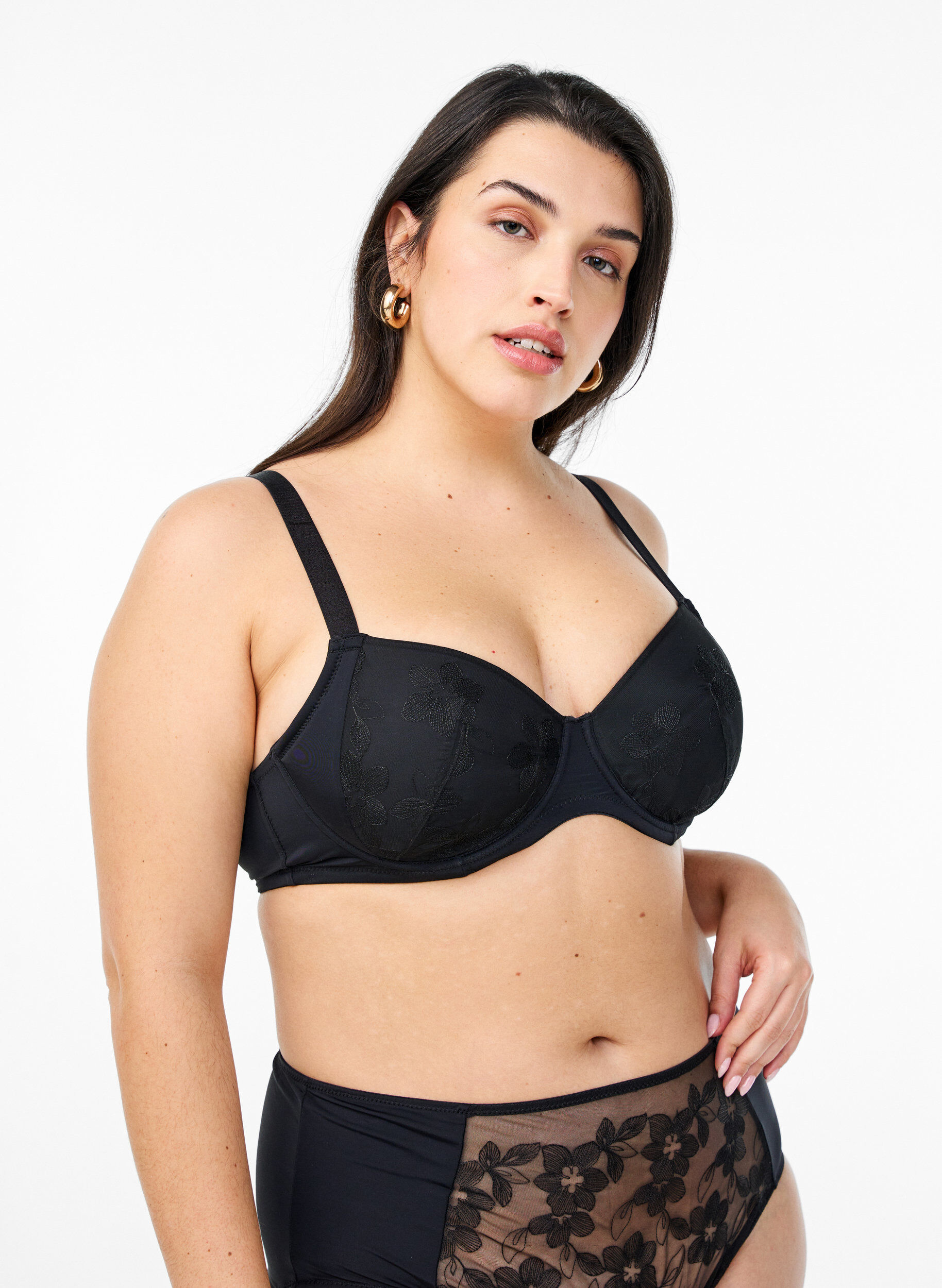 Zizzi Soutien-gorge rembourr&eacute; avec broderie florale, Noir, Model image number 0