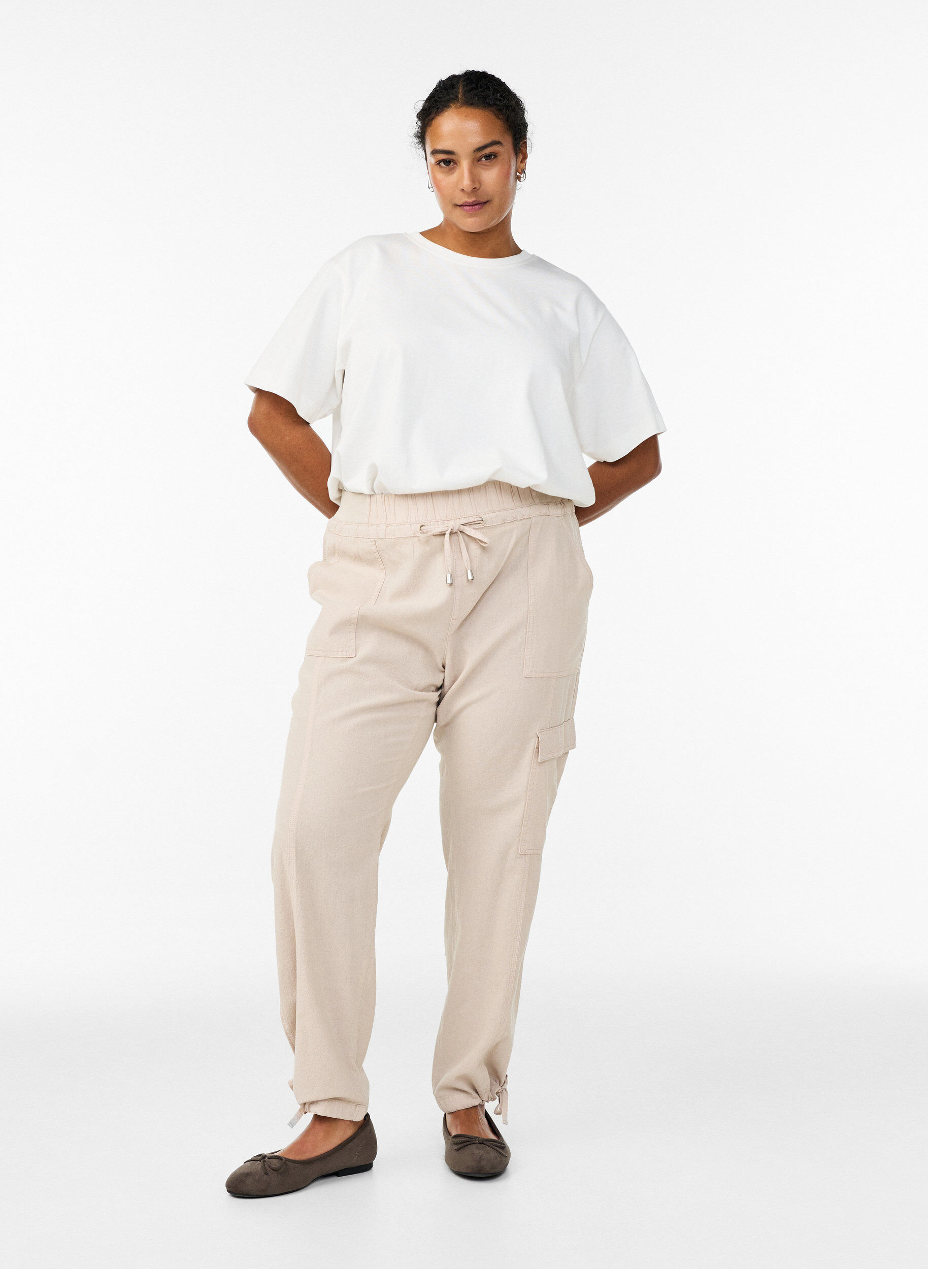 Zizzi Pantalon cargo ample en coton, Beige, Model image number 0