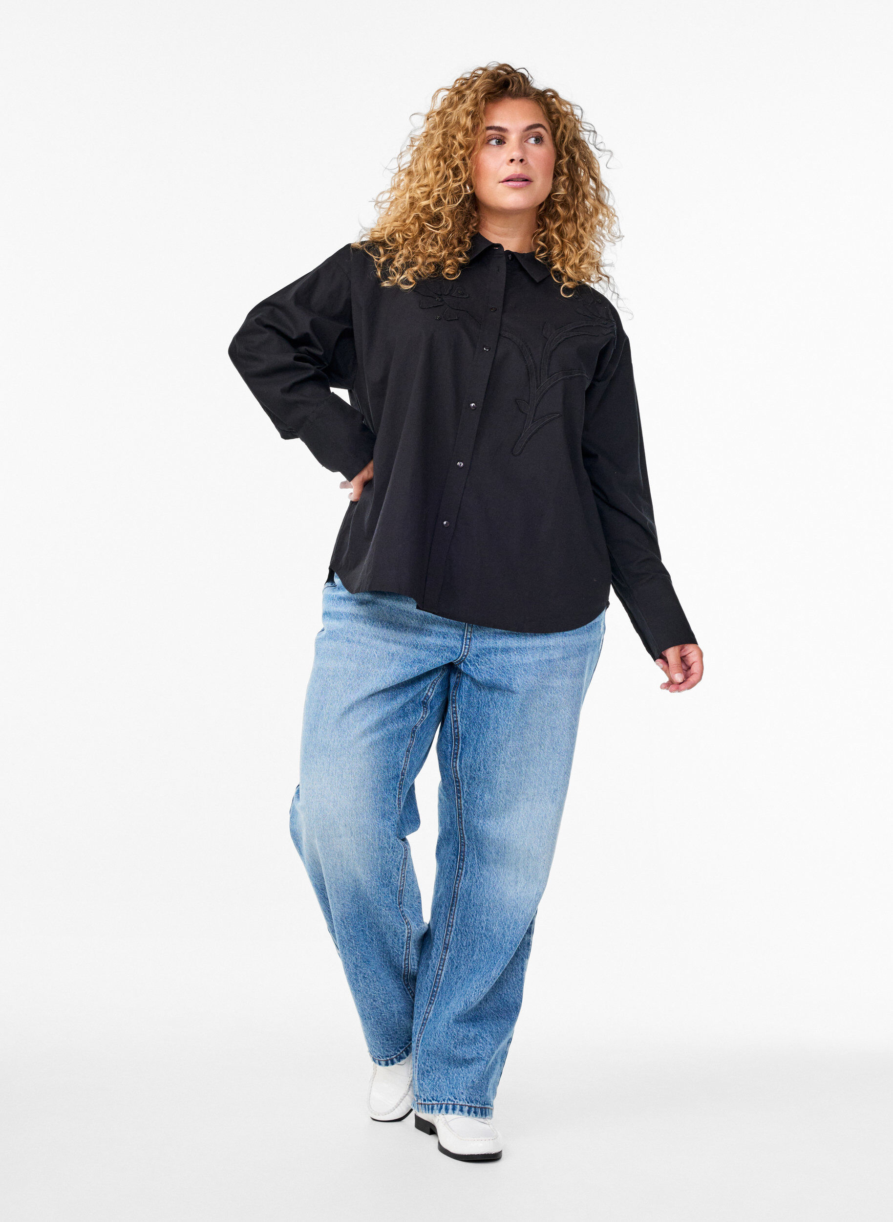 Zizzi Chemise en coton avec broderie florale ton sur ton, Noir, Model image number 1