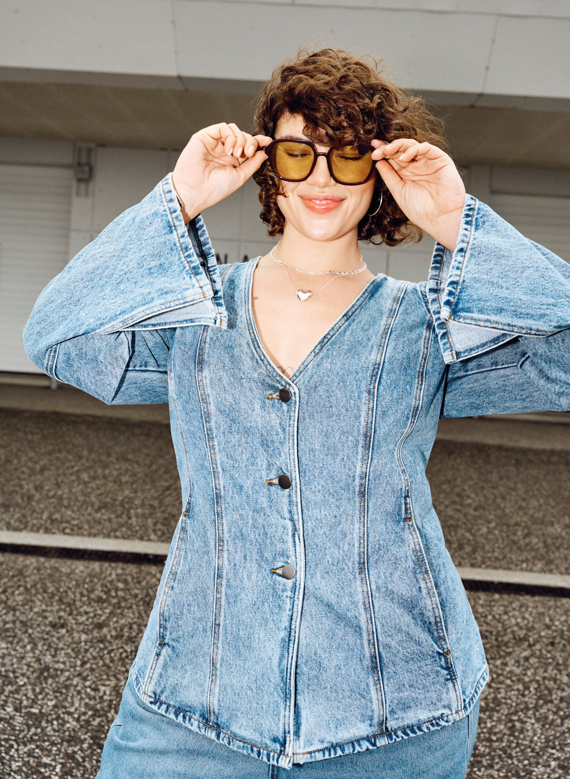 Zizzi Veste en jean avec coutures galbantes et col en V, Bleu, Image image number 0