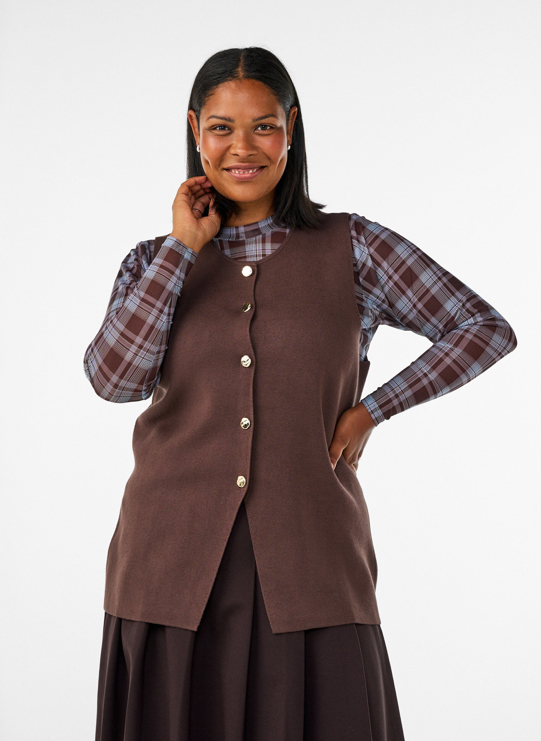 Gilet en maille sans manches avec boutons d&eacute;coratifs, Marron, Model