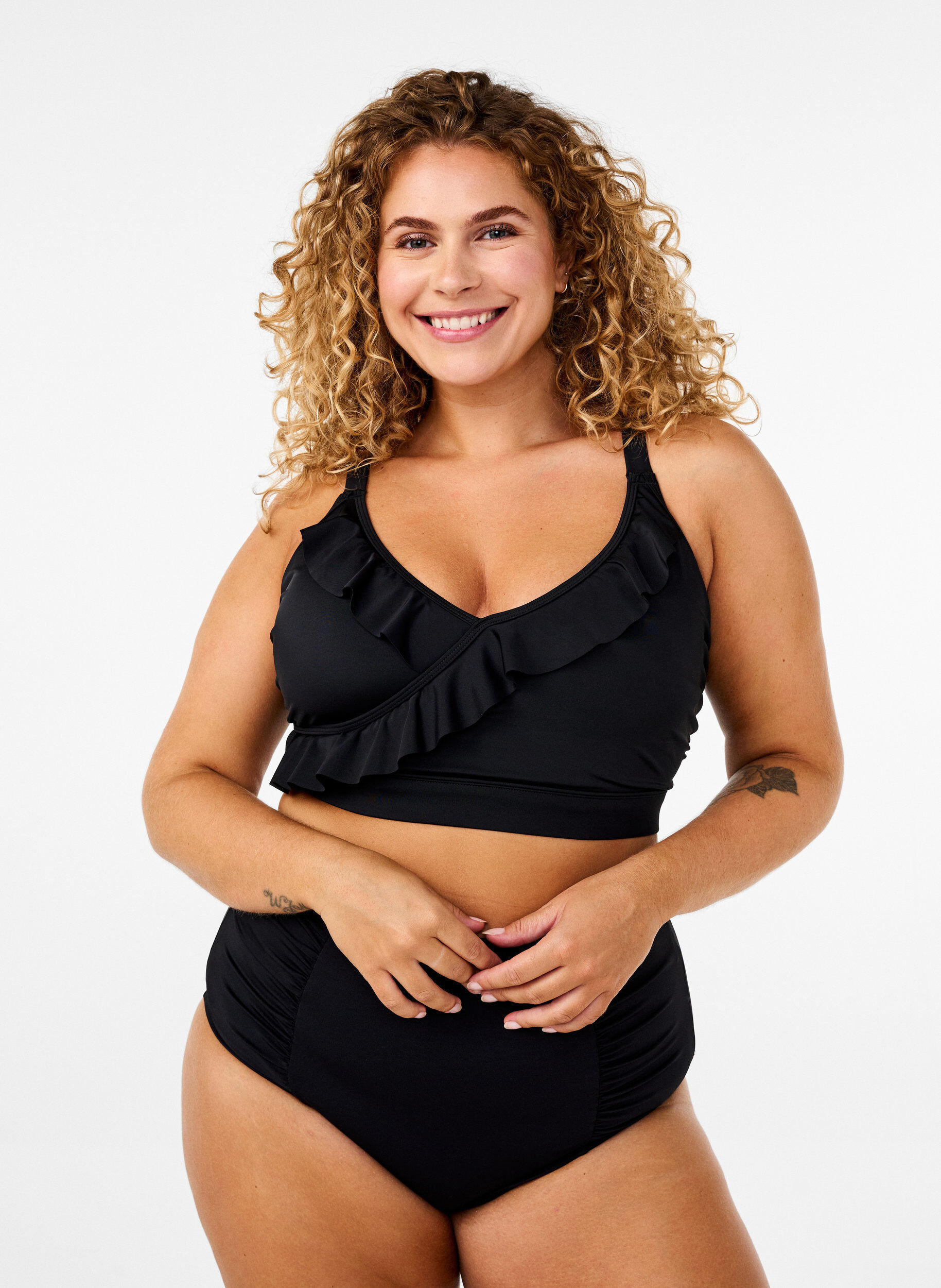 Zizzi Haut de bikini avec volants et coussinets amovibles, Noir, Model image number 1