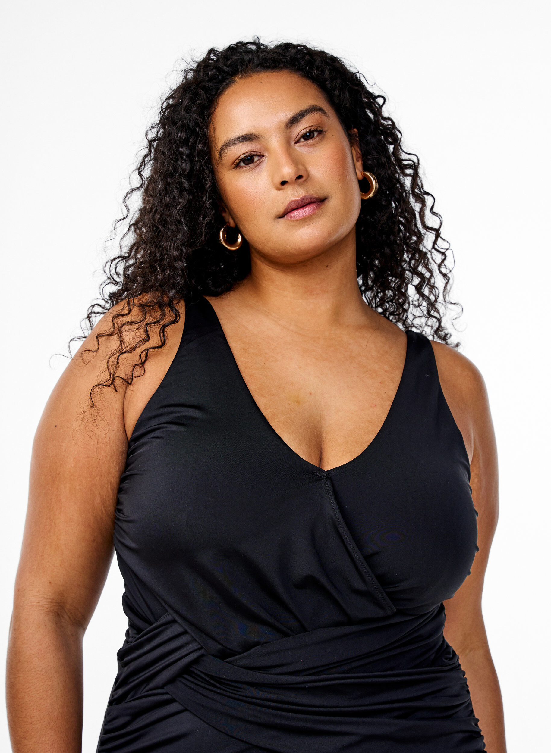 Zizzi Maillot de bain &agrave; d&eacute;tail crois&eacute; en drap&eacute;, Noir, Model image number 2