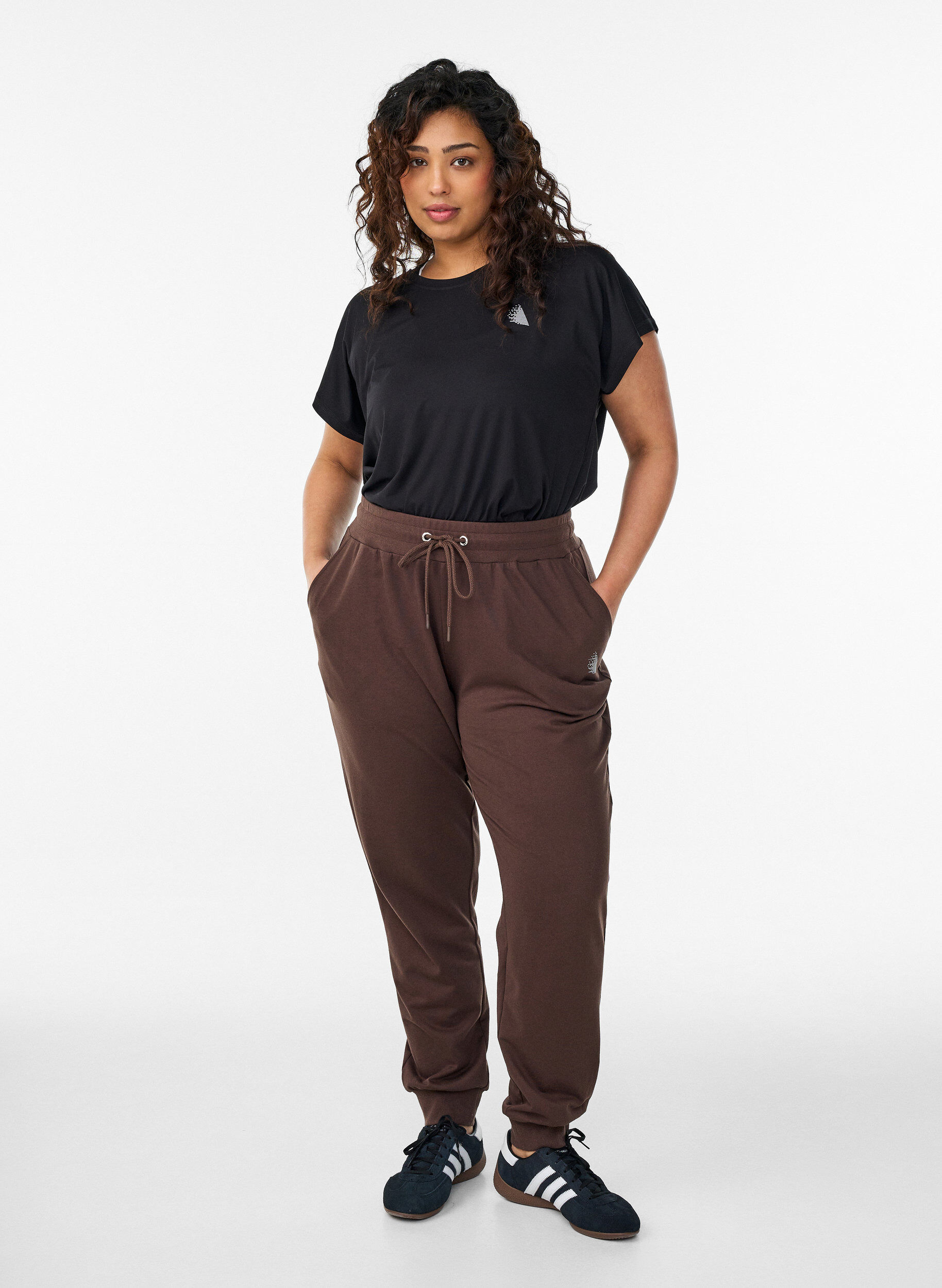 Zizzi Pantalon de surv&ecirc;tement ample avec poches, Marron, Model image number 1