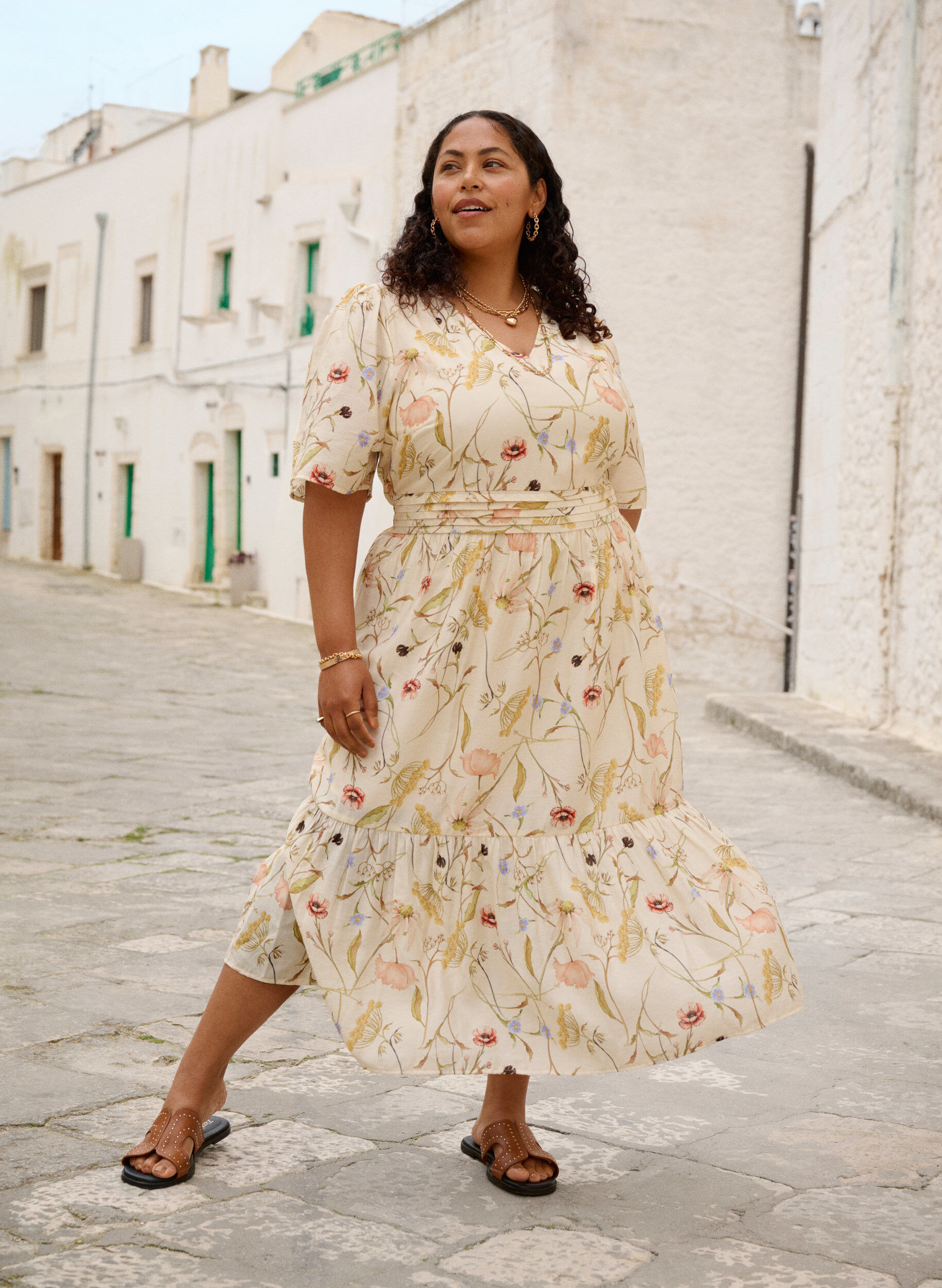 Zizzi Robe mi-longue &agrave; fleurs avec une forme trap&egrave;ze, Beige, Image image number 0