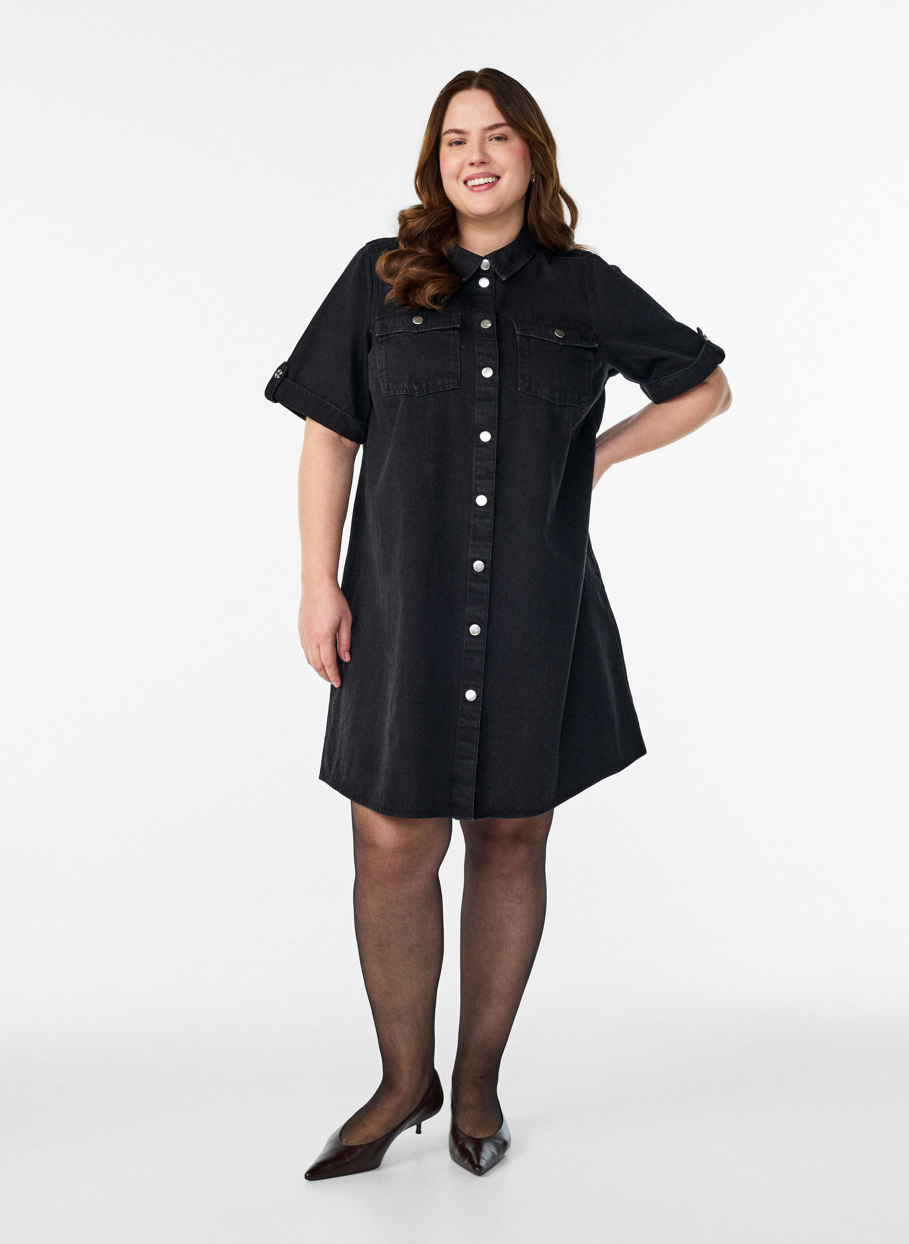 Zizzi Robe en denim avec manches courtes et boutons, Noir, Model image number 1
