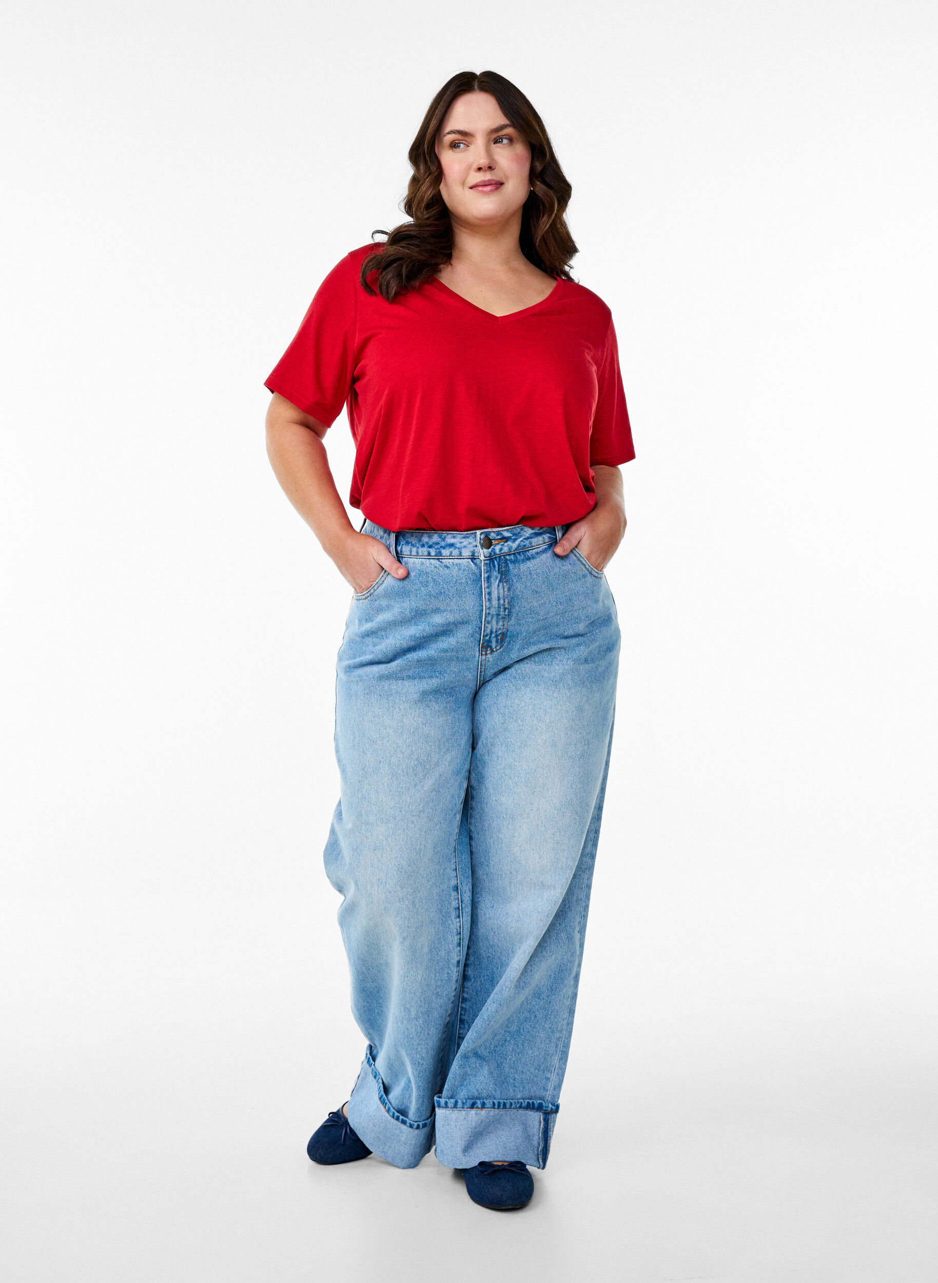 Zizzi T-shirt basique &agrave; manches courtes avec col en V, Rouge, Model image number 1