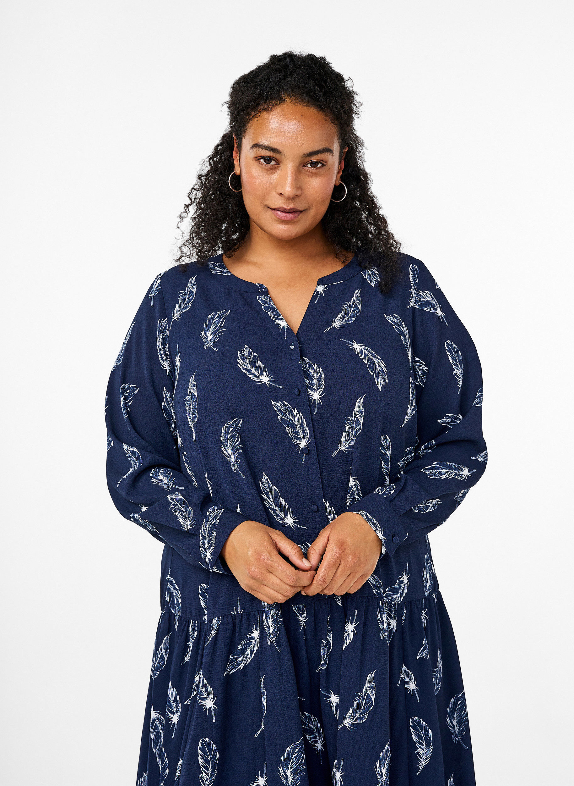 Zizzi Robes midi &agrave; manches longues, Navy B. Feather AOP, Model image number 2