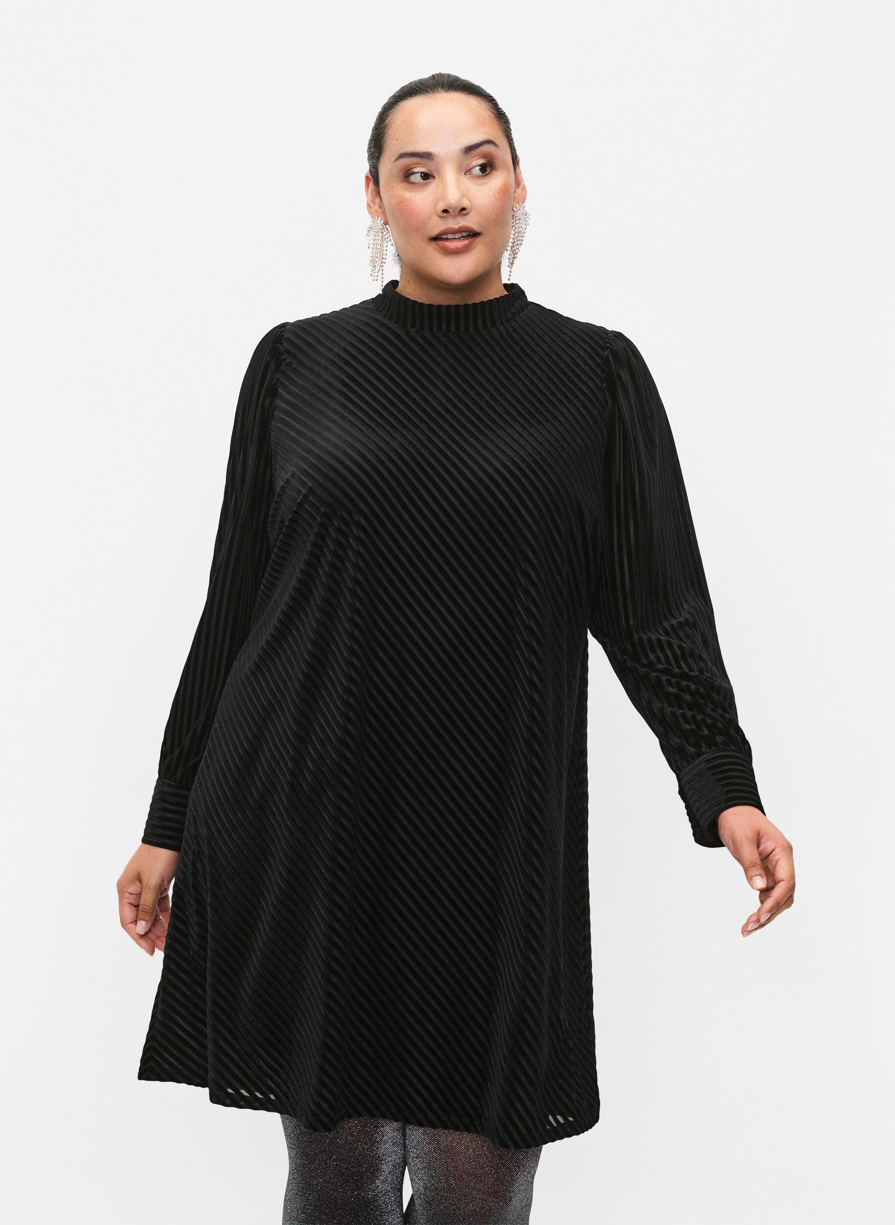 Zizzi Robe textur&eacute;e en velours, Black, Model image number 0