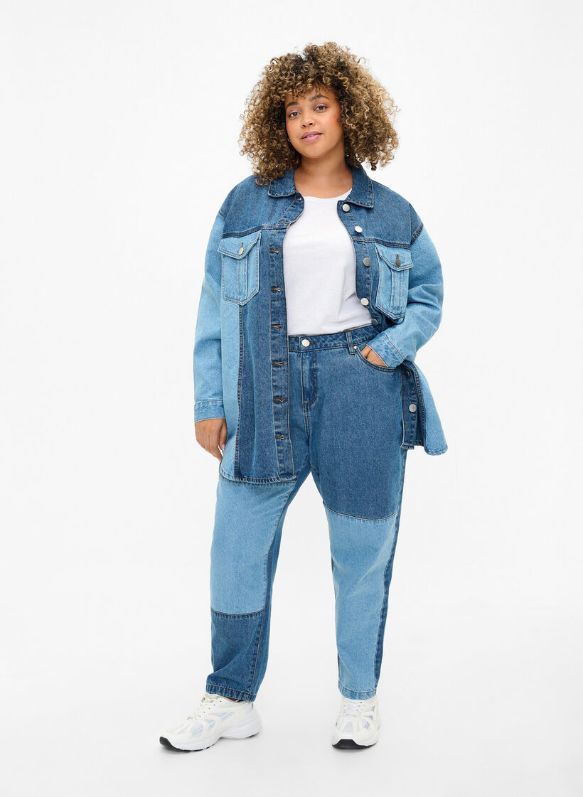 Jean Mille coupe mom avec blocs de couleurs contrastées et taille haute, Light Blue Denim, Model image number 0