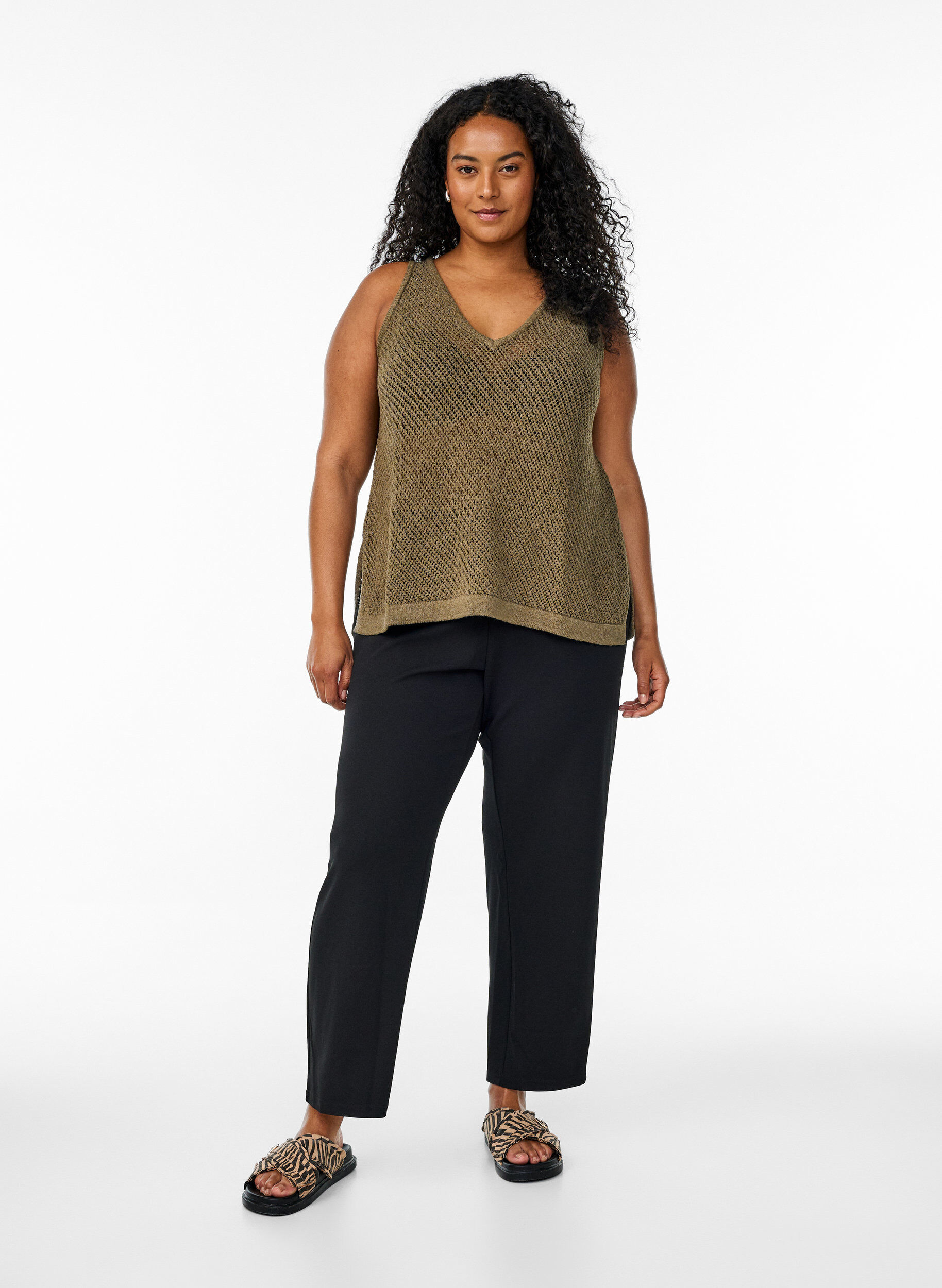 Zizzi FLASH - Haut tricot&eacute; sans manches avec col en V, Vert Kaki, Model image number 1