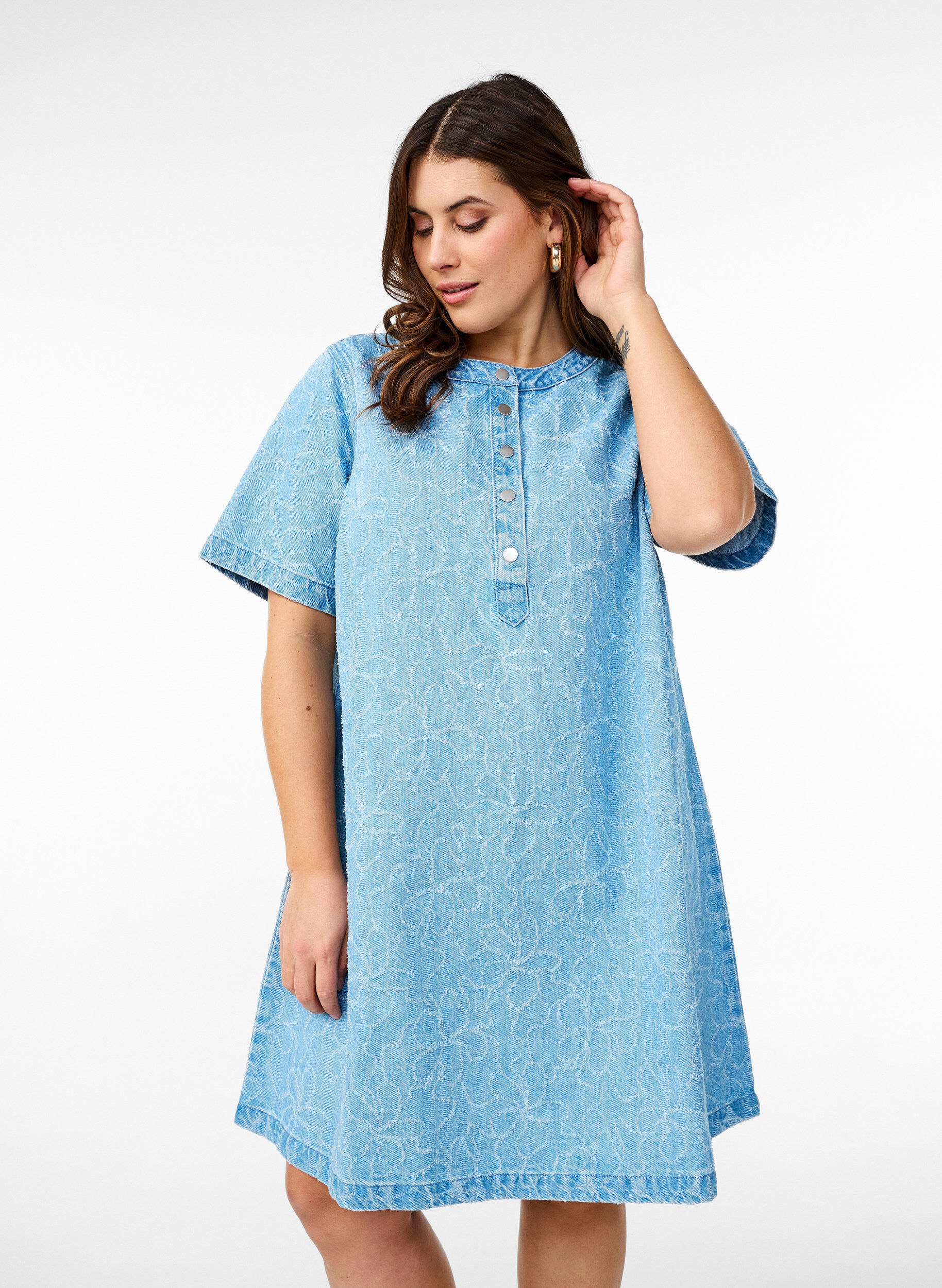 Robe courte en jean avec une coupe trap&egrave;ze et un motif floral, Bleu Clair, Model
