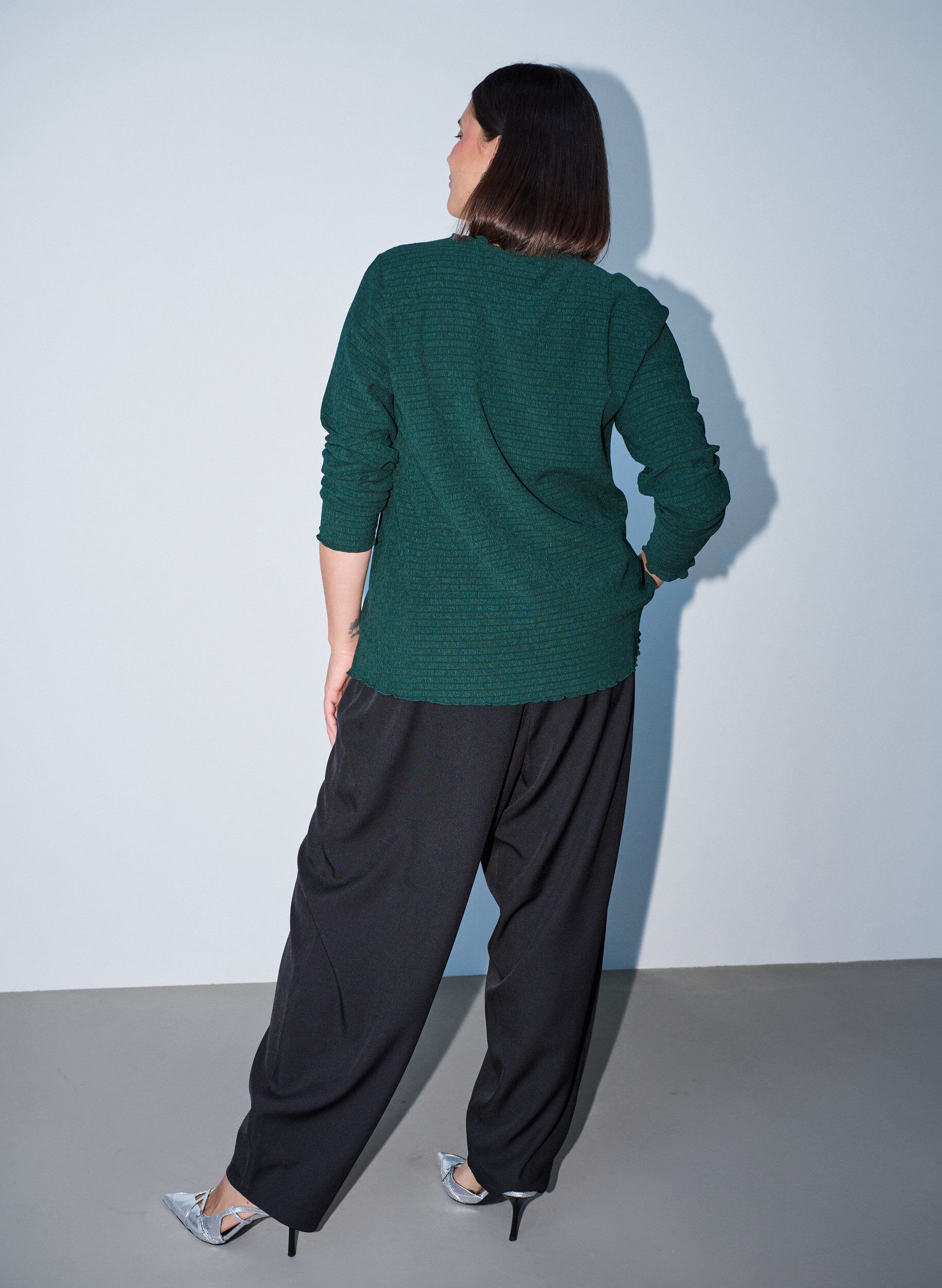 ZizziBlouse textur&eacute;e avec bords ondul&eacute;s, Vert fonc&eacute;, Model image number 2