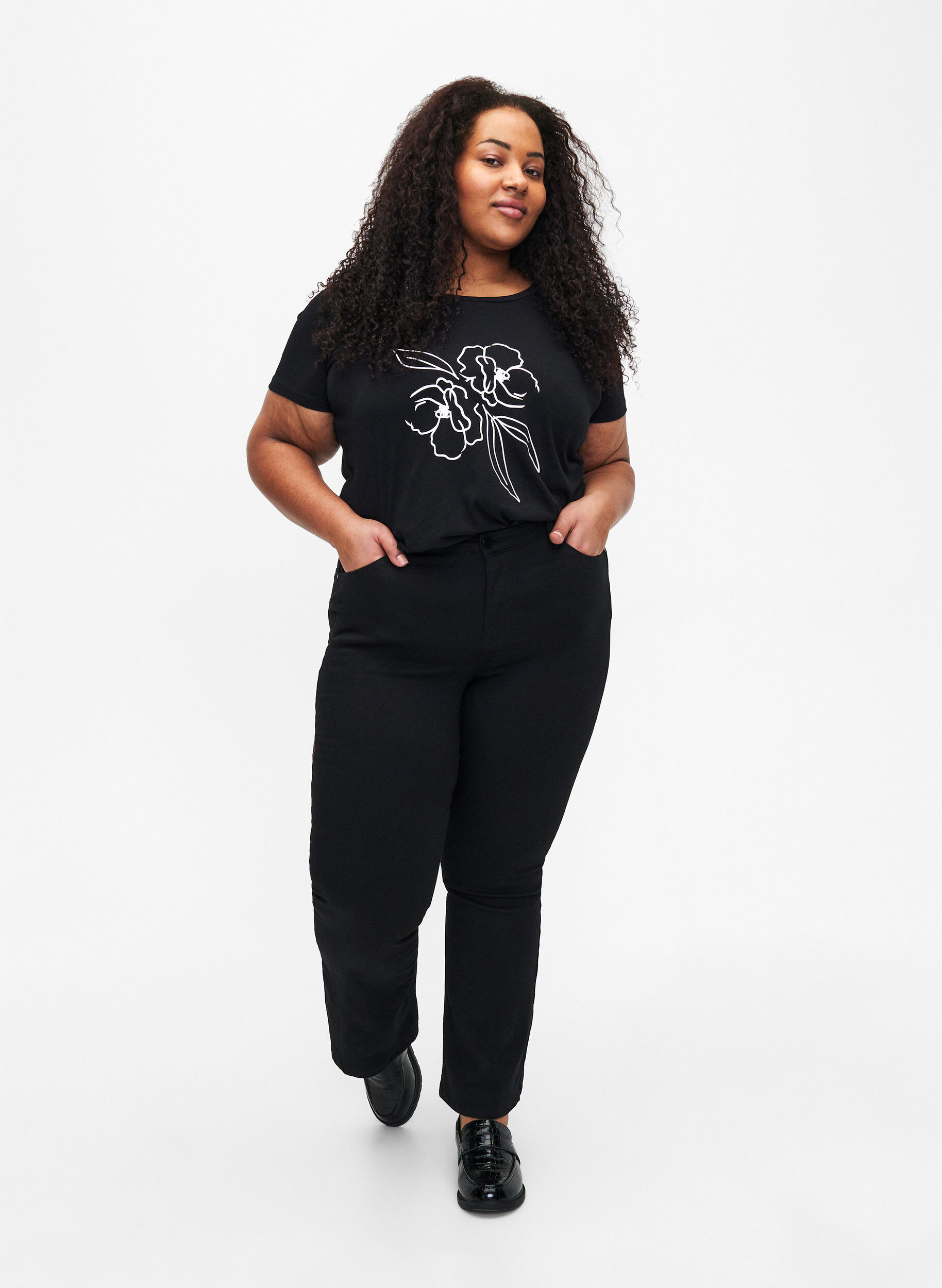 Zizzi T-shirt en coton avec motif, Black w. Flower, Model image number 2