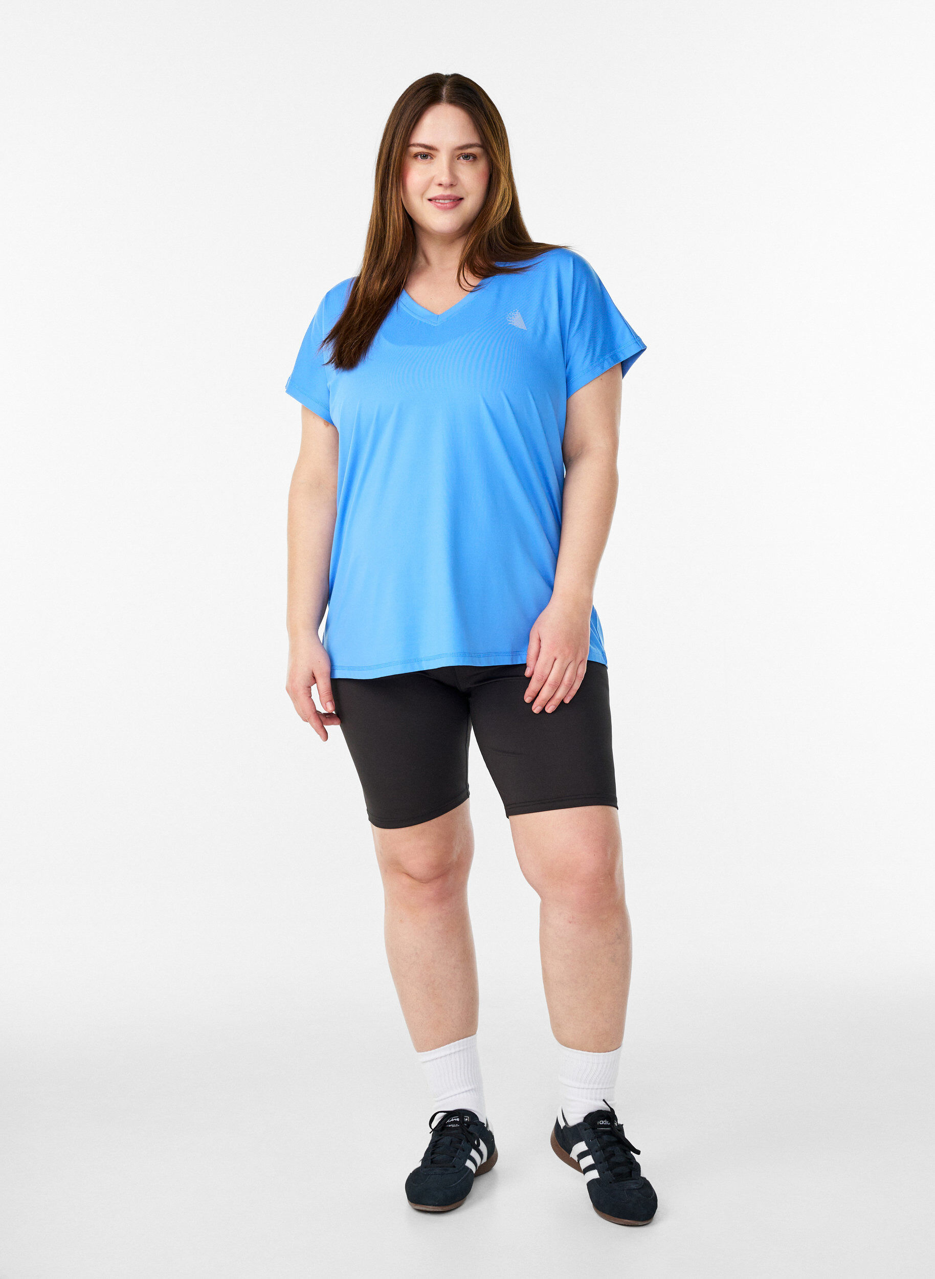 Zizzi T-shirt ample de sport &agrave; col en V, Bleu, Model image number 1