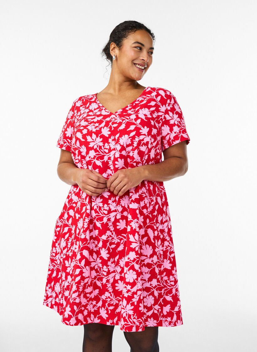Robe courte &eacute;vas&eacute;e &agrave; imprim&eacute; floral, Rouge, Model image number 0
