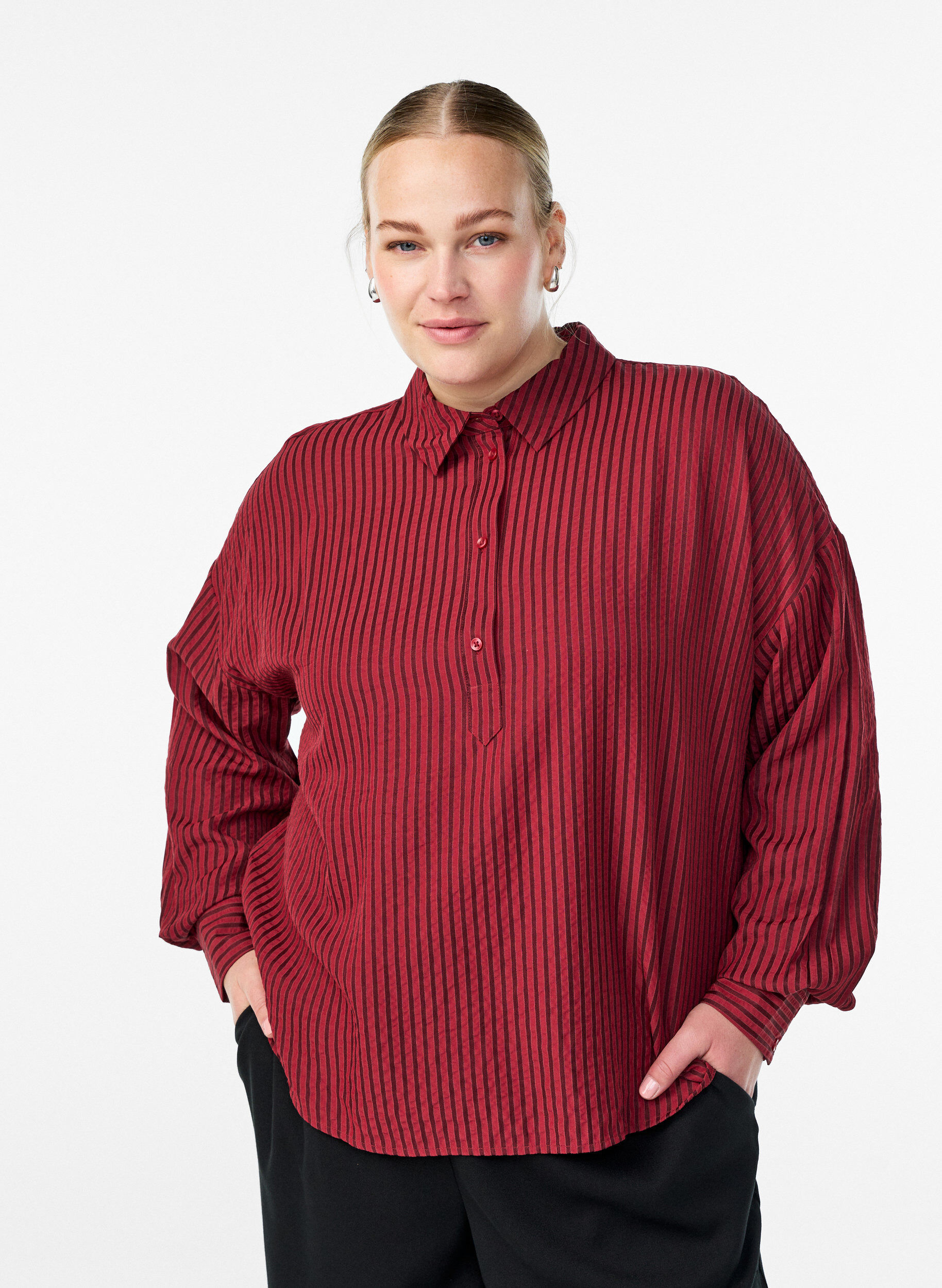 Chemise ray&eacute;e avec d&eacute;tail bouton au dos, Bordeaux, Model