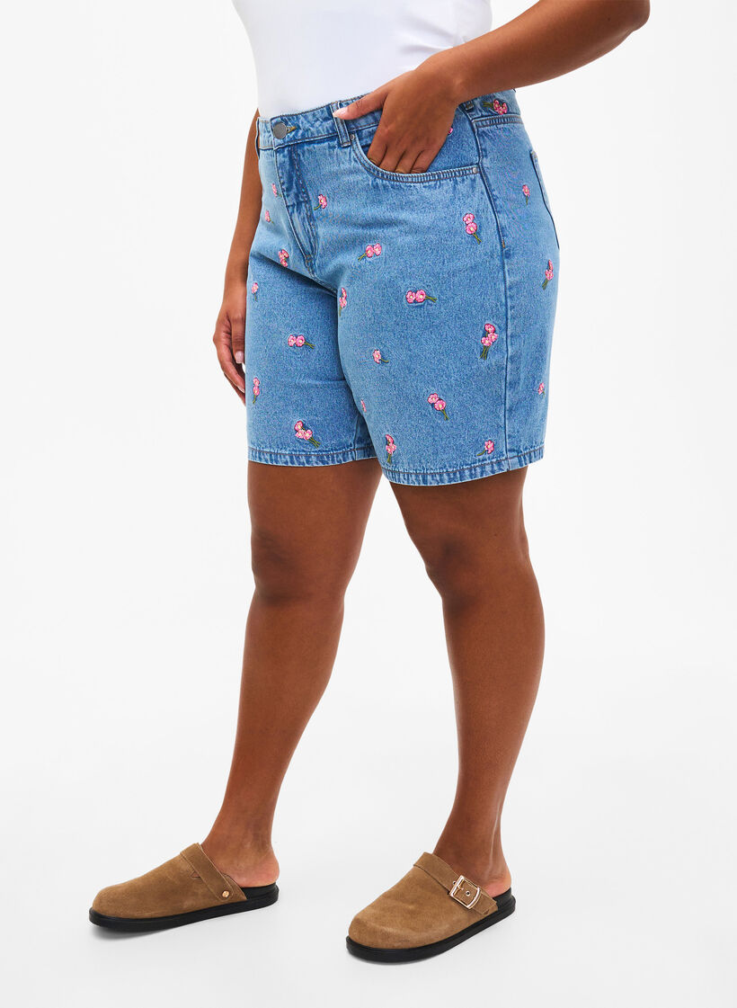 Shorts en jean avec des fleurs brodées, Bleu Clair, Model image number 3