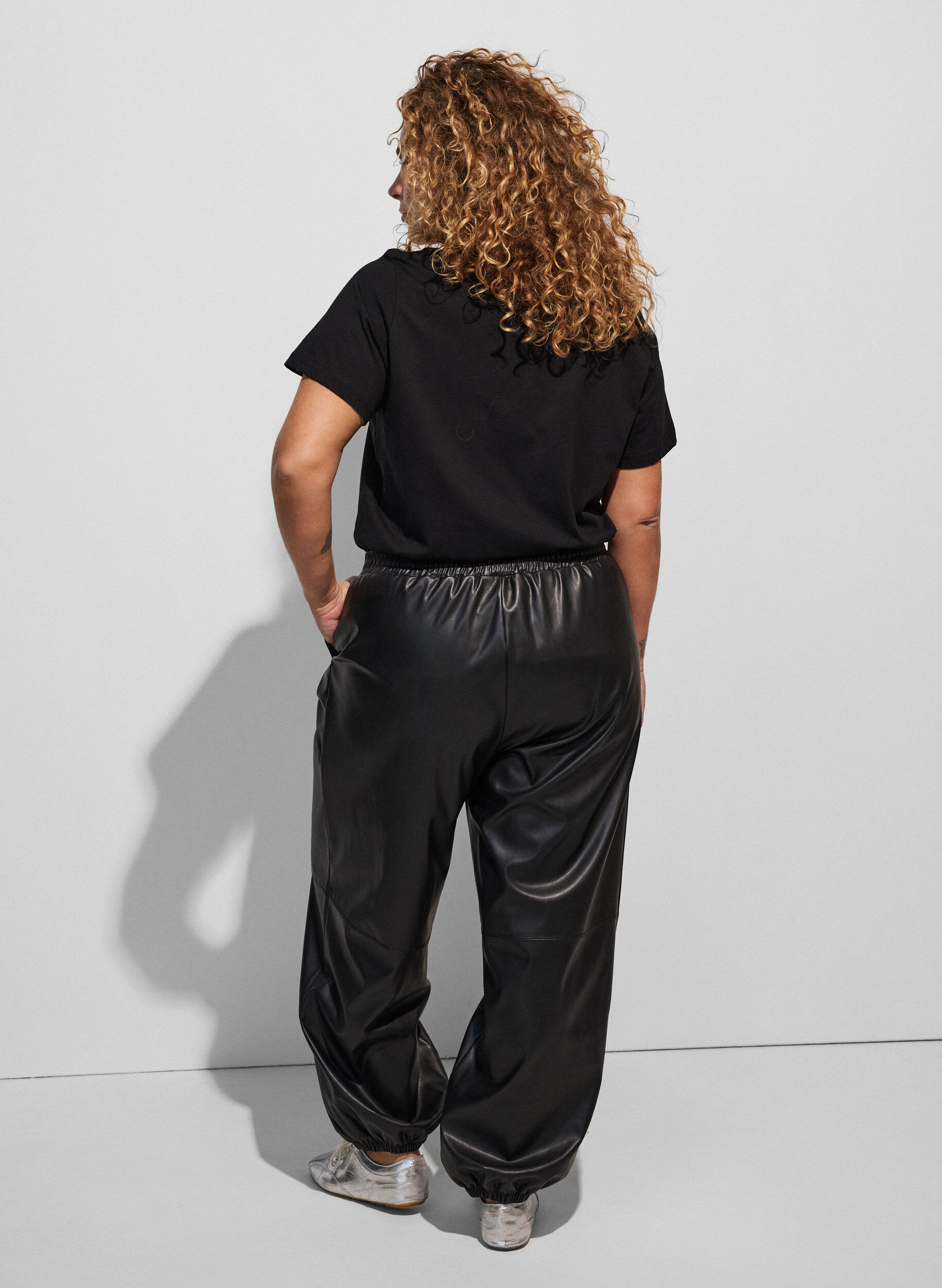 ZizziT-shirt en coton avec badge texte, Noir, Model image number 2