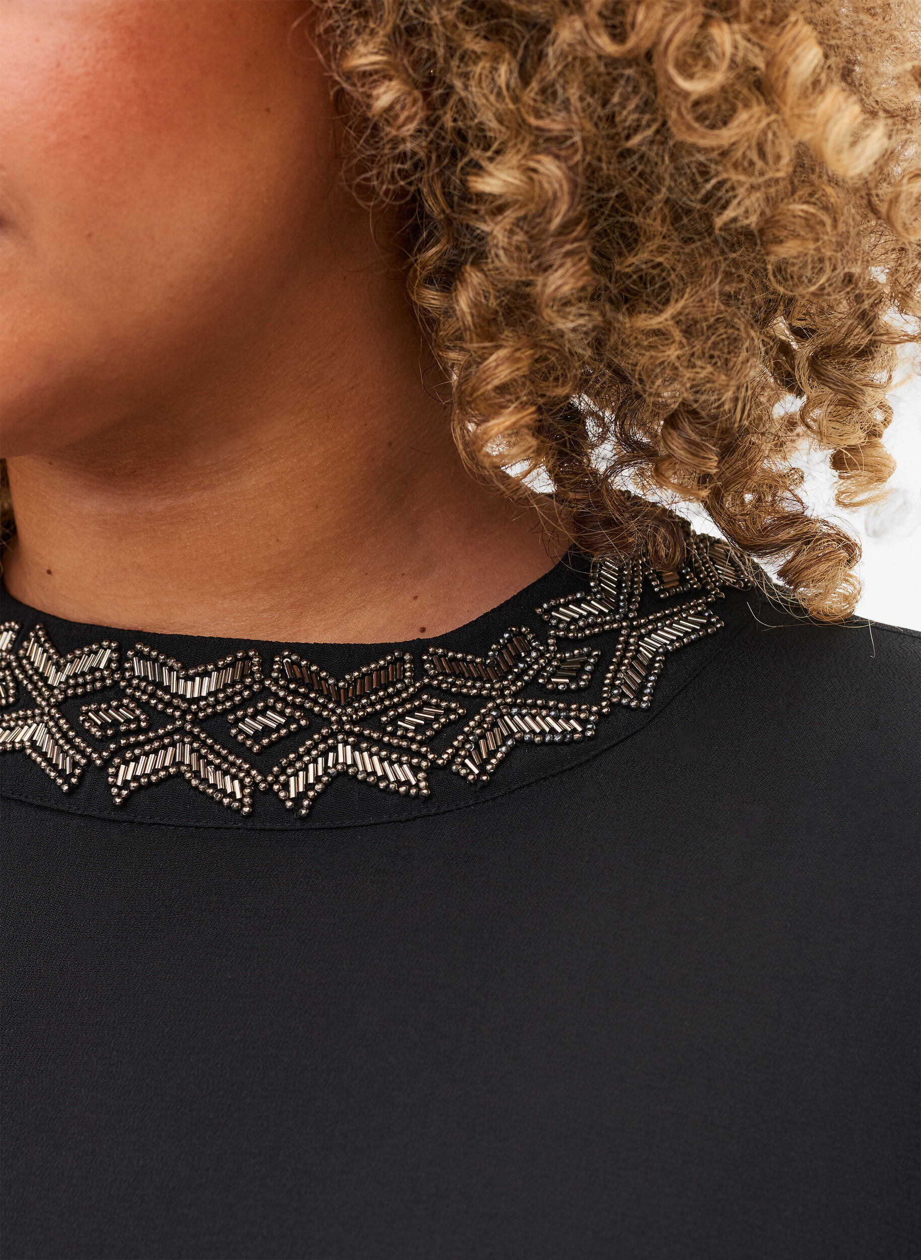 Zizzi Blouse &agrave; manches longues en viscose avec perles, Black, Model image number 2