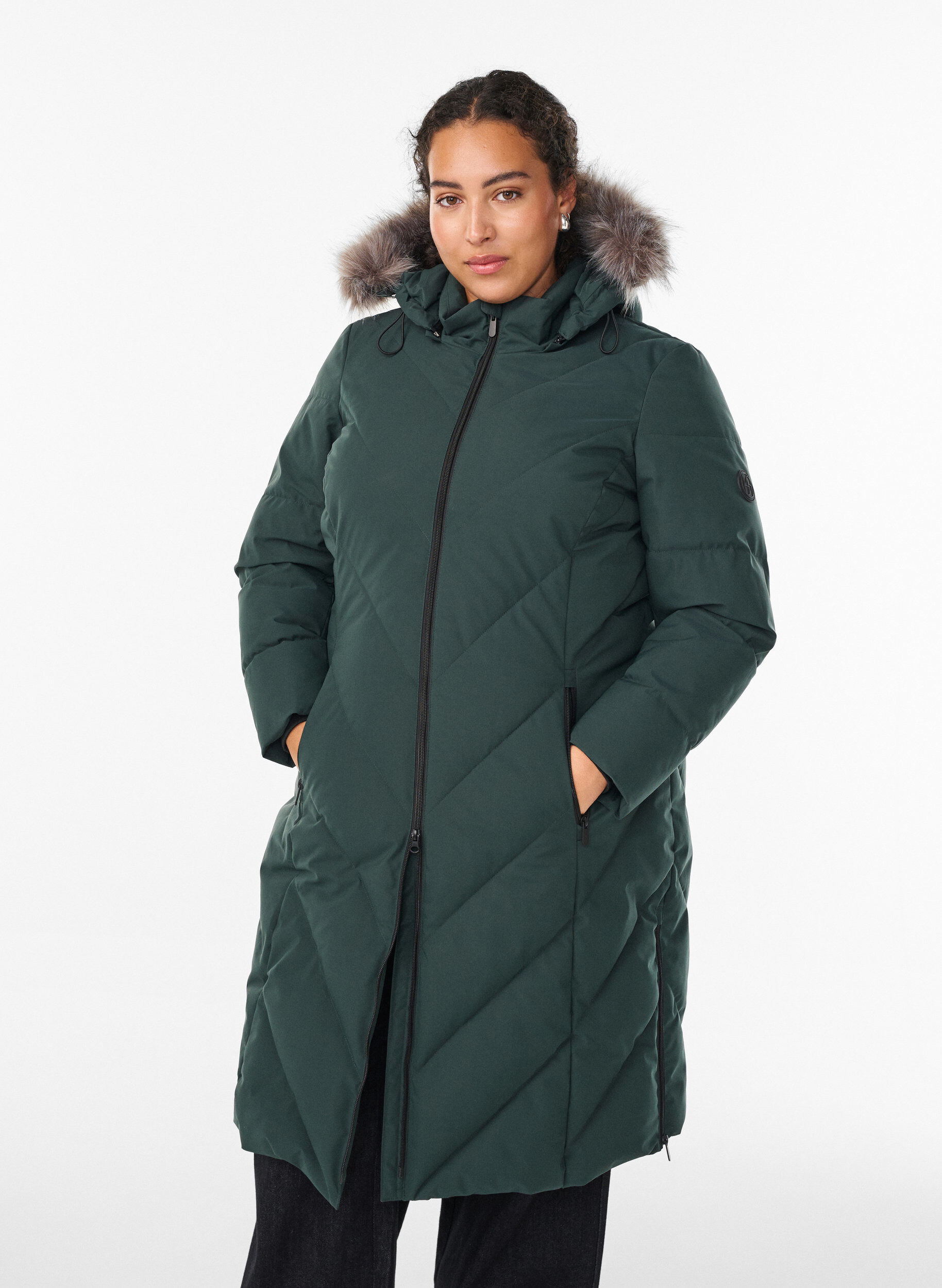 Long manteau d'hiver &agrave; fermeture &agrave; attaches et col en fausse fourrure, Vert fonc&eacute;, Model