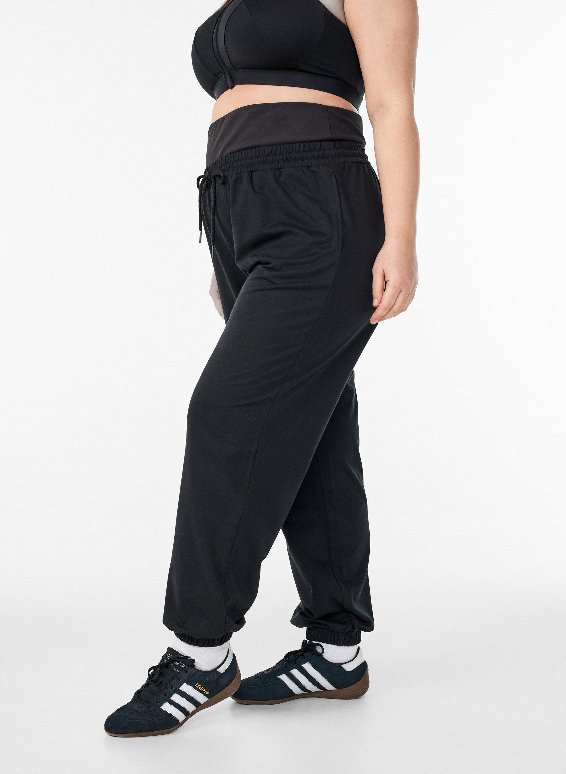 Zizzi Pantalon de jogging avec une ceinture large, Noir, Model image number 0