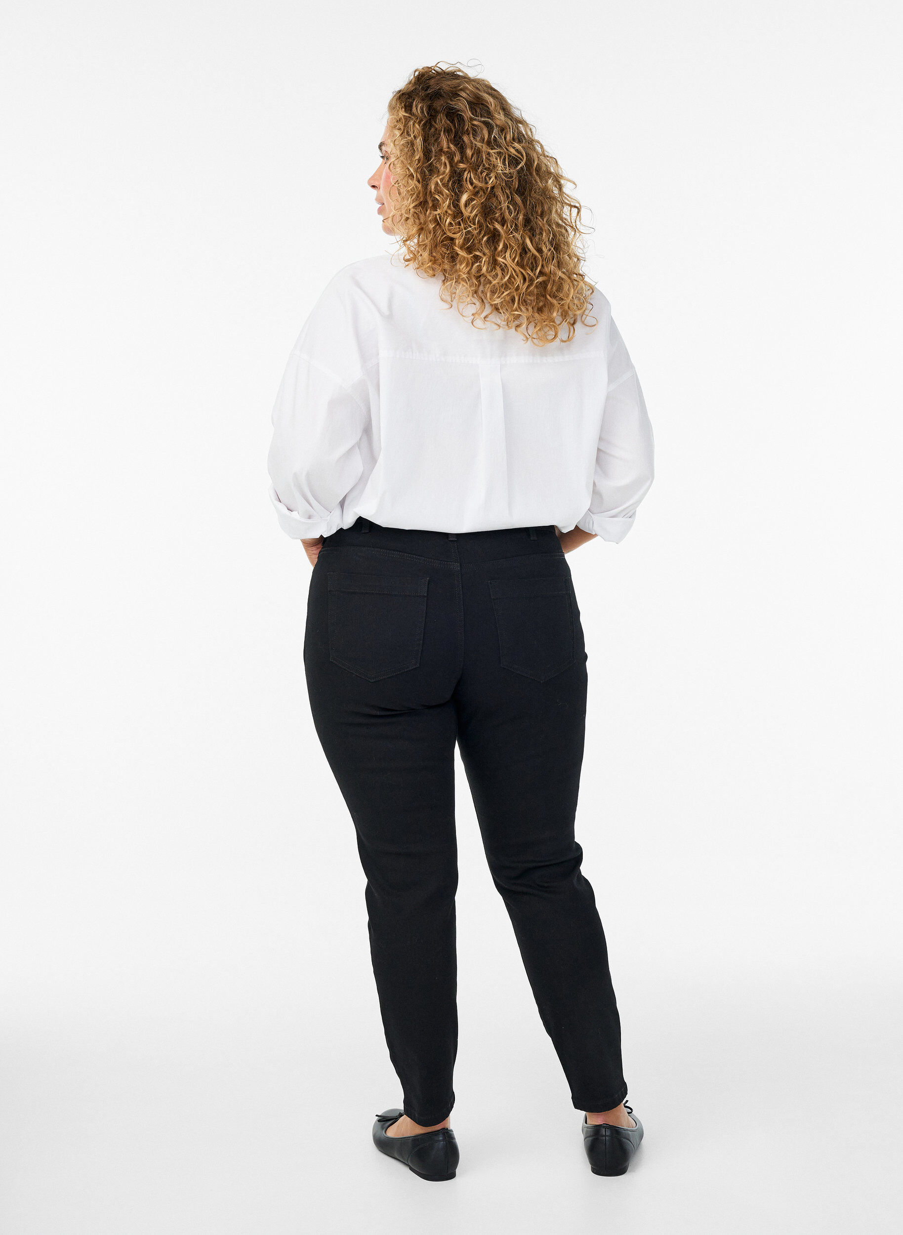 ZizziJean Emily coupe slim fit avec taille normale, Noir, Model image number 1