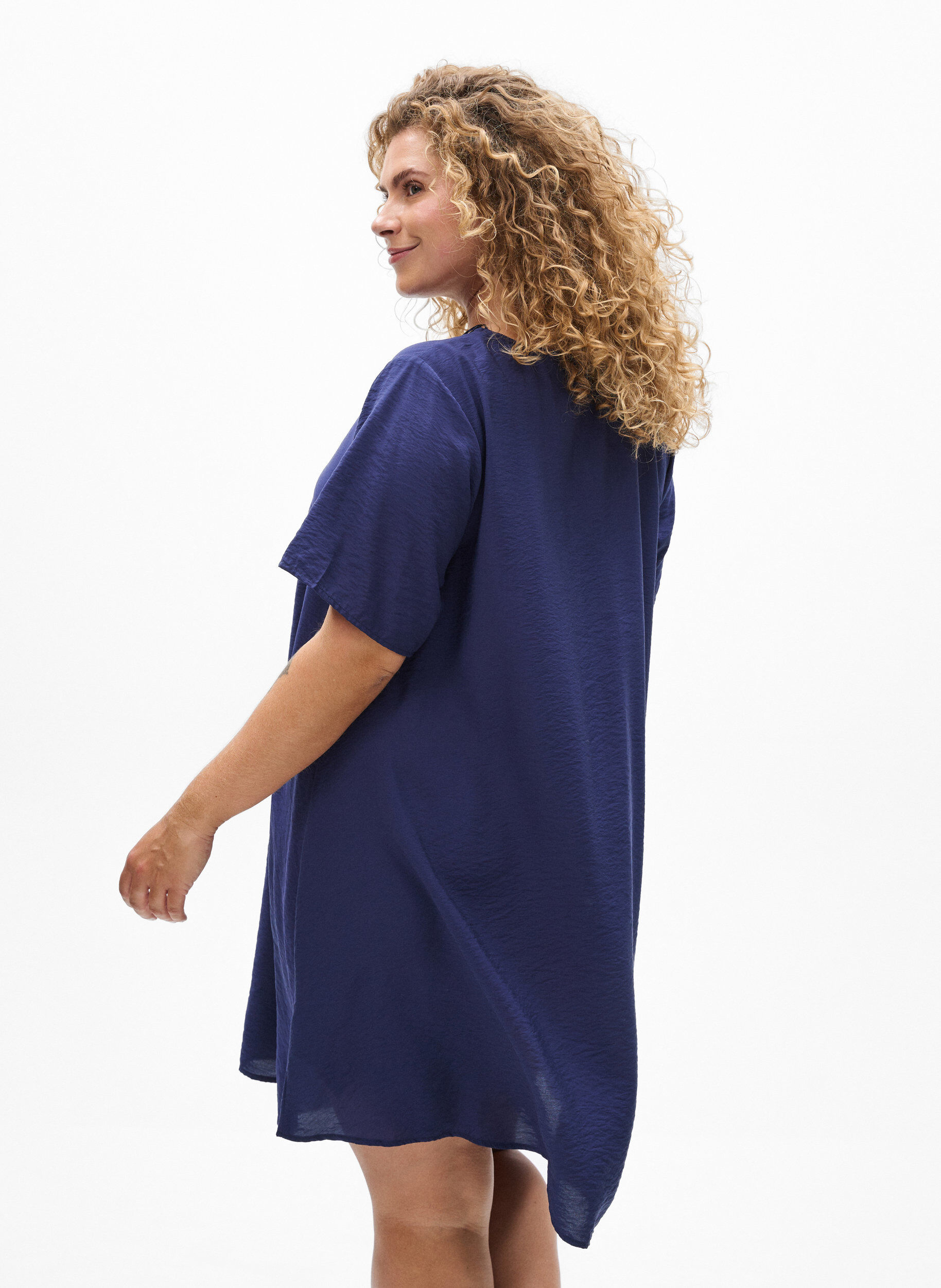 Zizzi Robe &eacute;vas&eacute;e en viscose &agrave; manches courtes, Bleu, Model image number 2