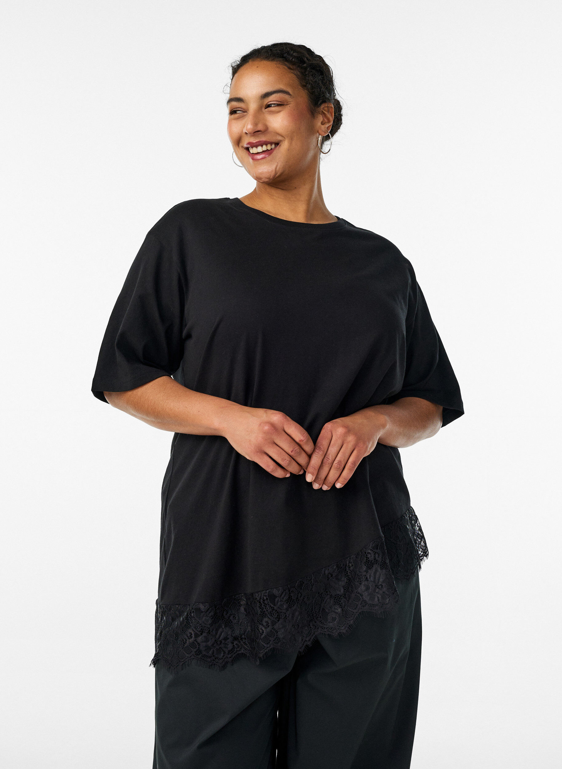 T-shirt avec ourlet asym&eacute;trique en dentelle, Noir, Model