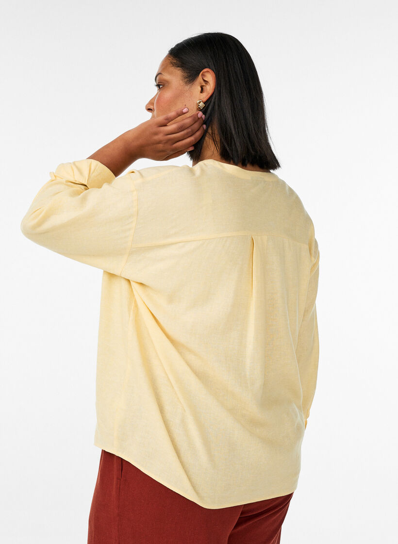 Blouse en lin et viscose avec col en V, Jaune clair, Model image number 2