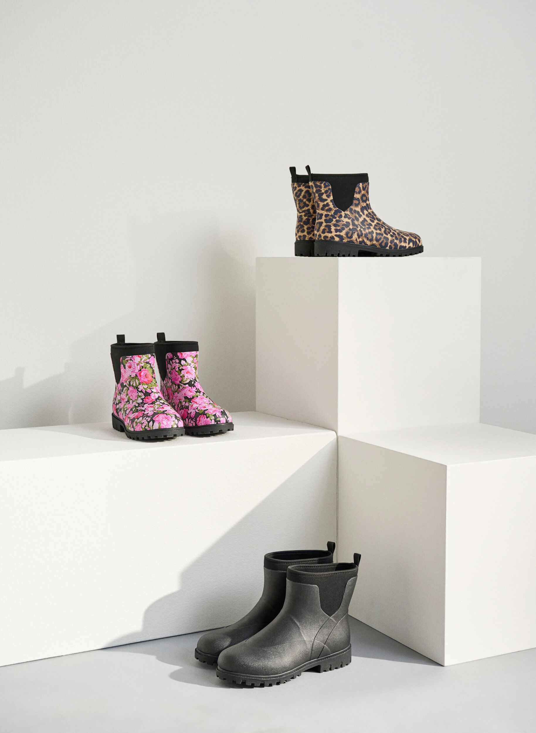 Zizzi Large - Bottines avec tige en n&eacute;opr&egrave;ne &eacute;lastique, Flower AOP, Image image number 0