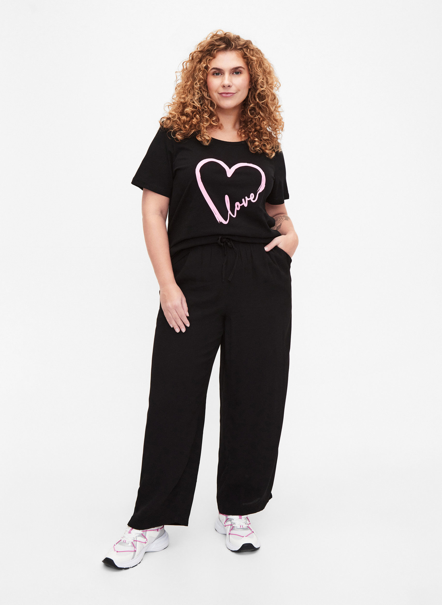 Pantalon en viscose ample avec des poches, Noir, Model