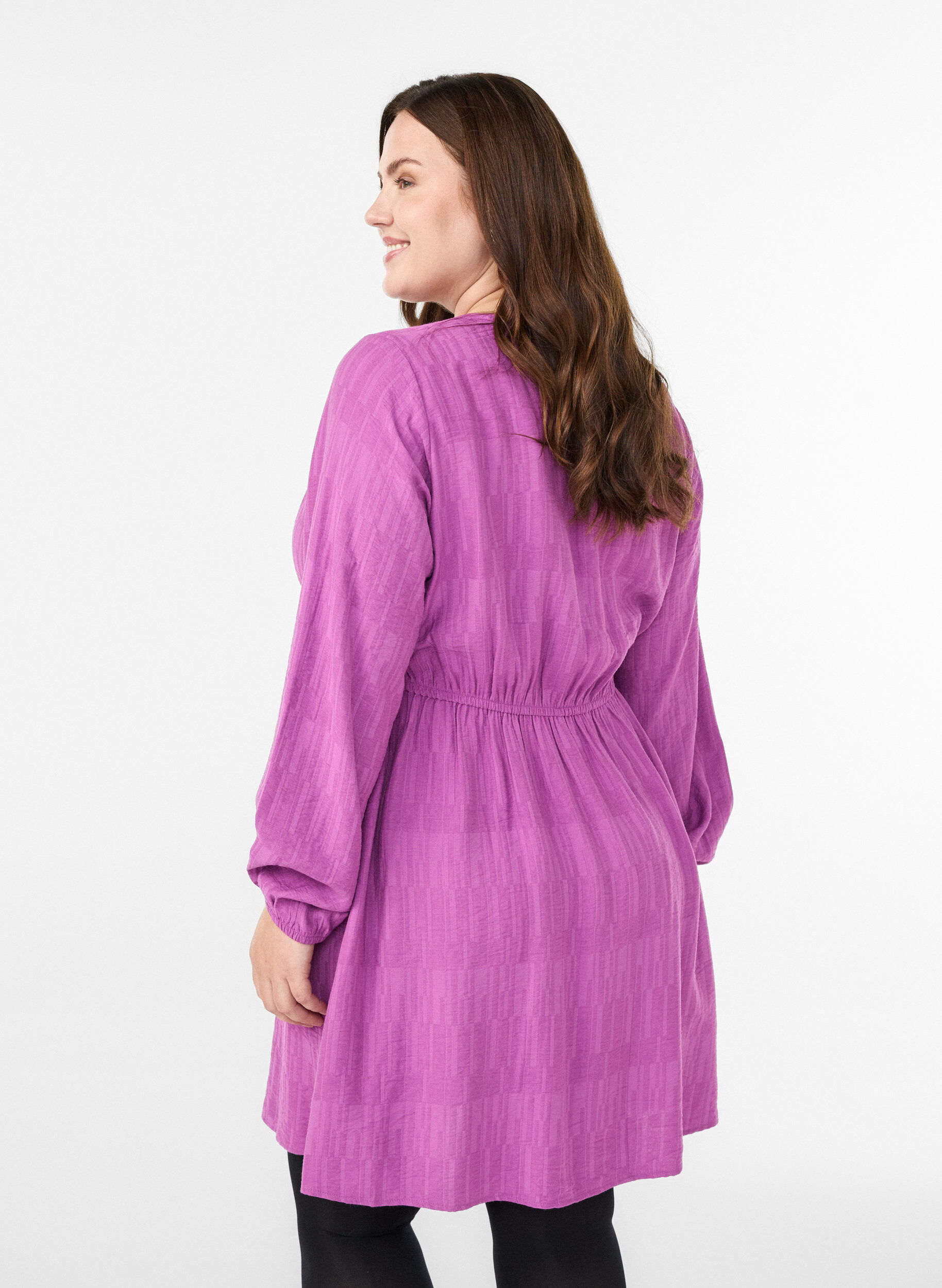 Zizzi Robe courte textur&eacute;e effet portefeuille, Violet, Model image number 2