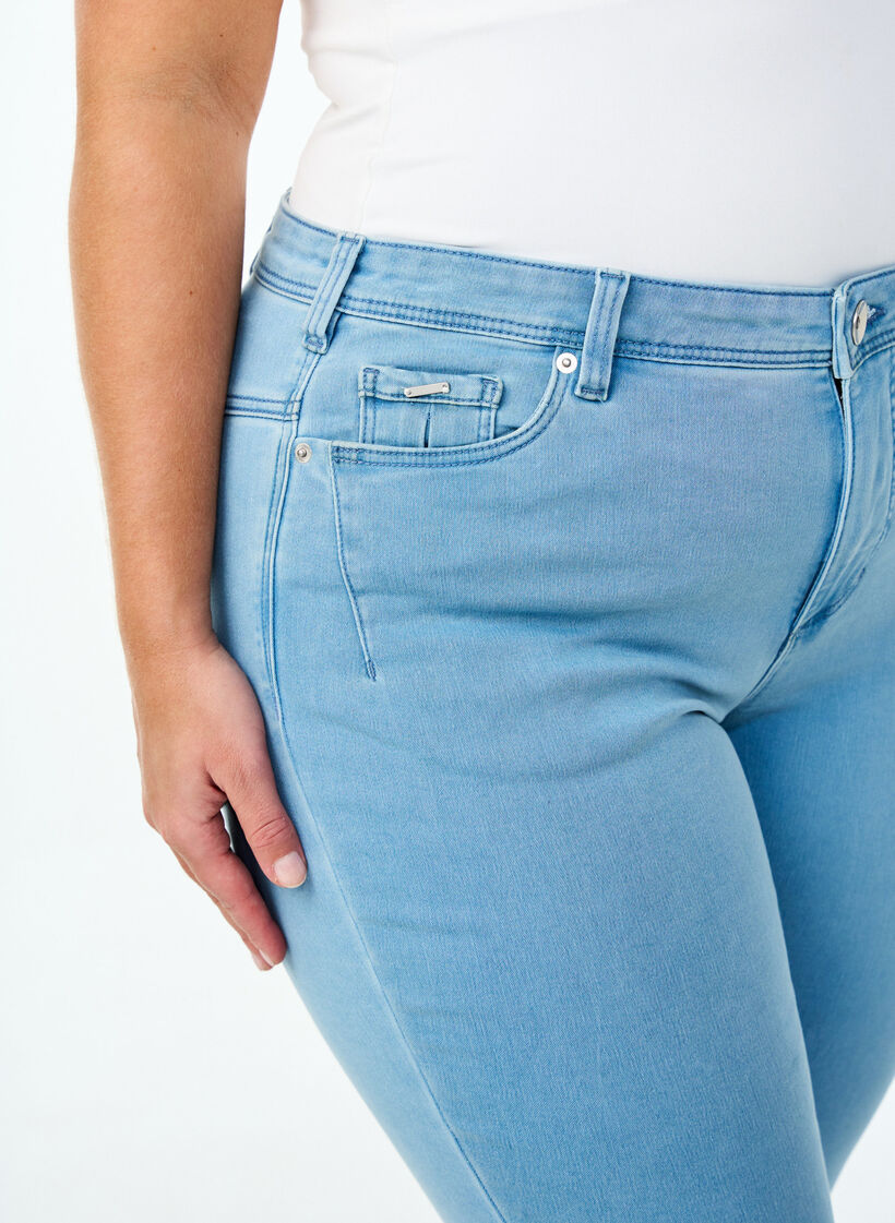 Jean court Amy avec fermeture &eacute;clair, Bleu Clair, Model image number 3