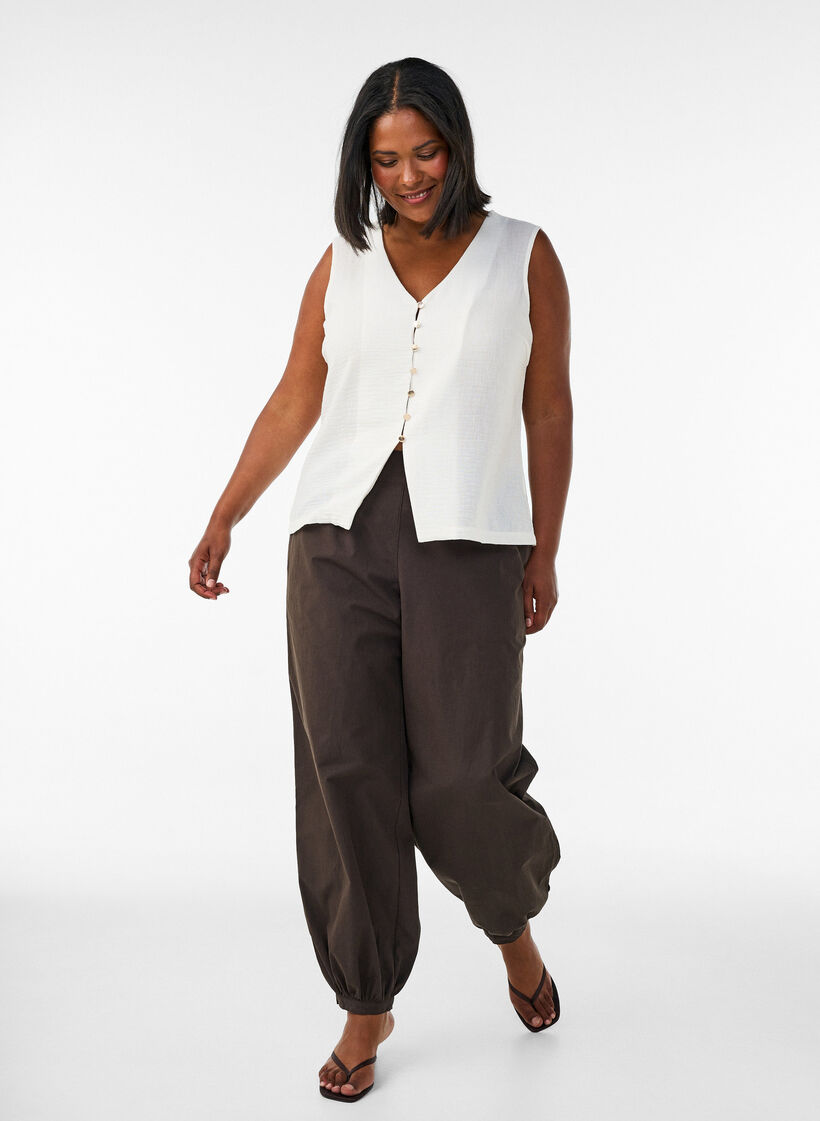 Gilet sans manches avec col en V et boutons, Vanille, Model image number 1