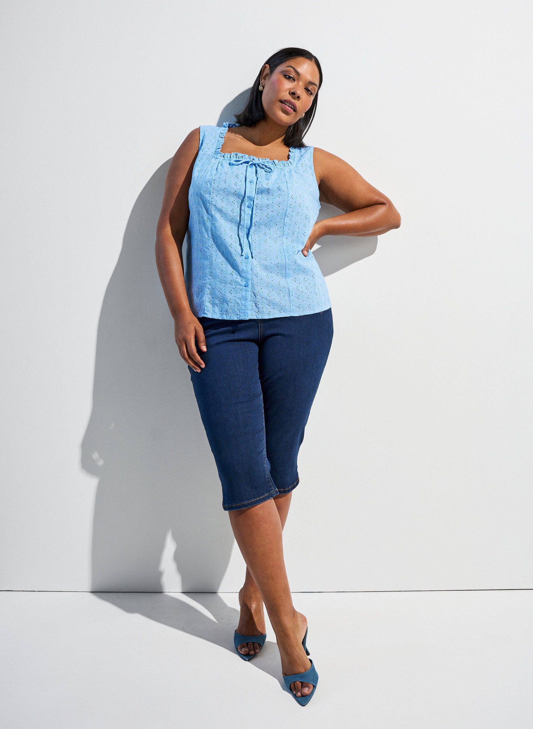 ZizziChemisier sans manches avec broderie anglaise et volants, Bleu Clair, Image image number 0