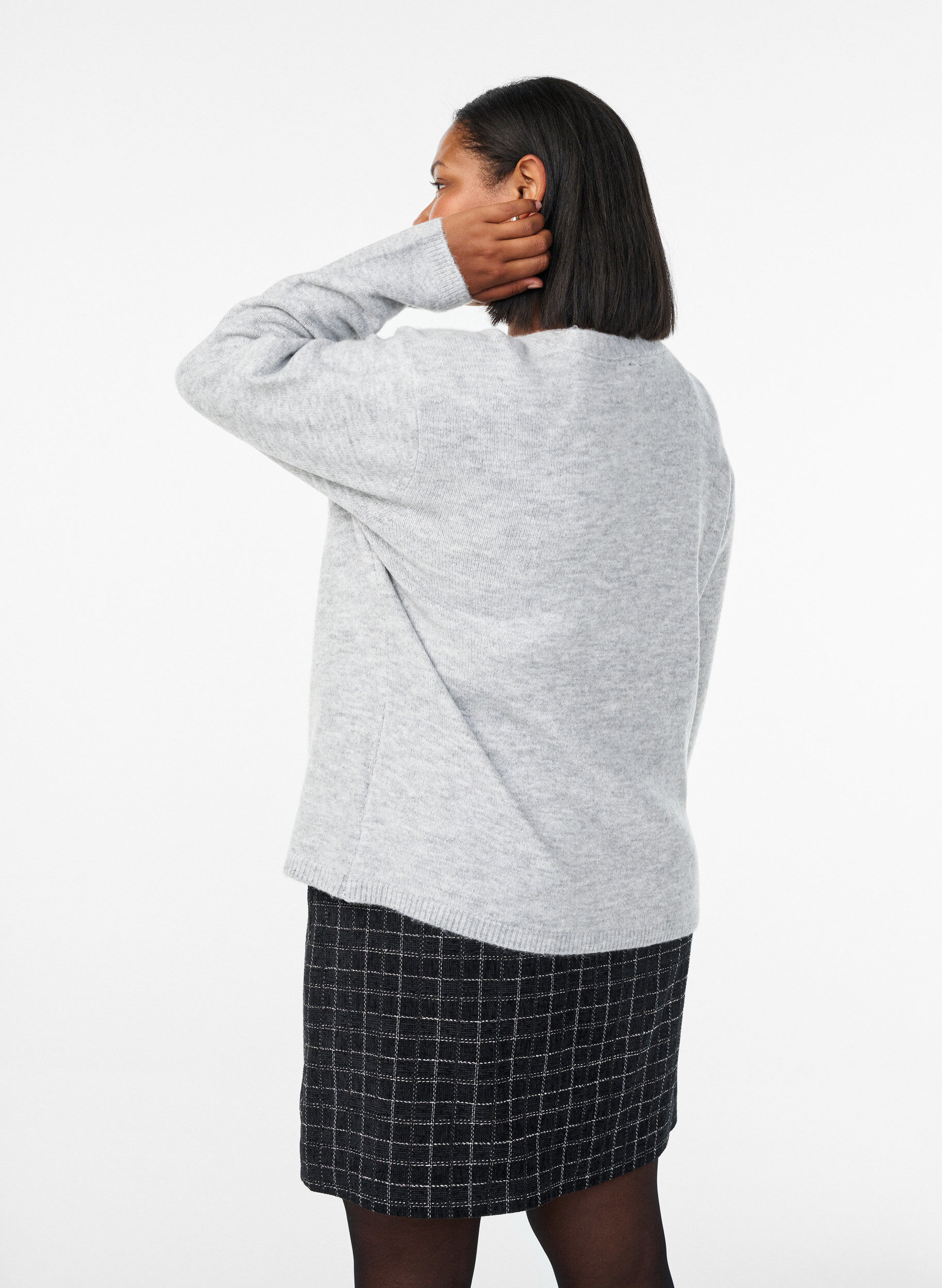 Zizzi Cardigan avec col en V et fleurs brod&eacute;es, Gris, Model image number 2