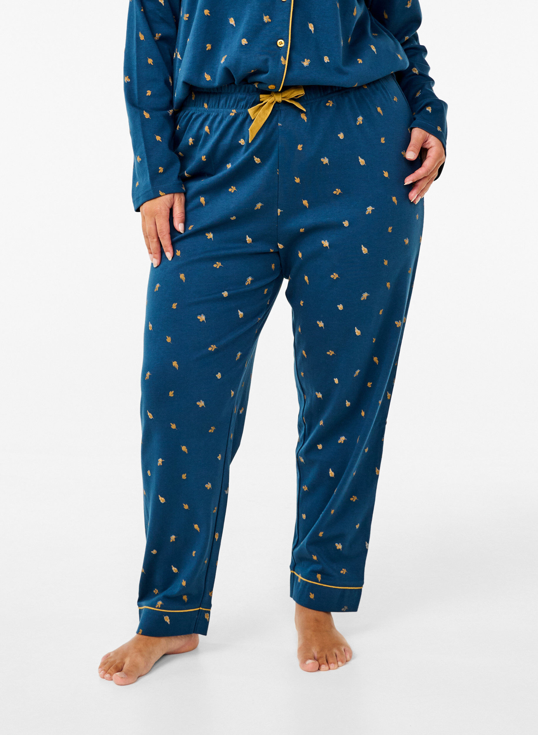 Zizzi Bas de pyjama en coton imprim&eacute;, Blue Opal AOP, Model image number 2