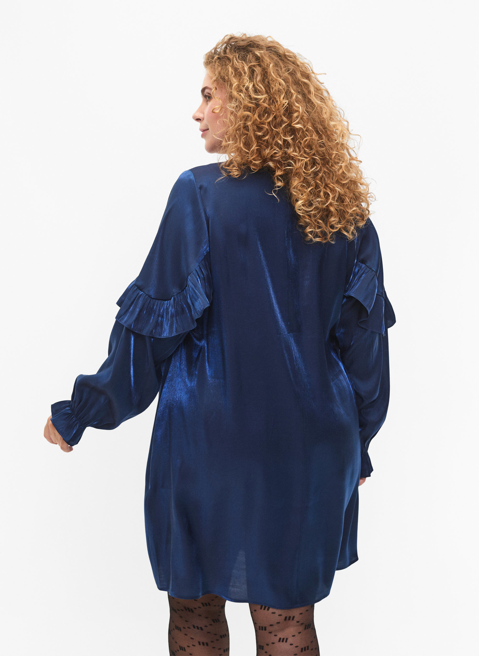 Zizzi Robe en viscose avec d&eacute;collet&eacute; en V et volants, Titan, Model image number 1