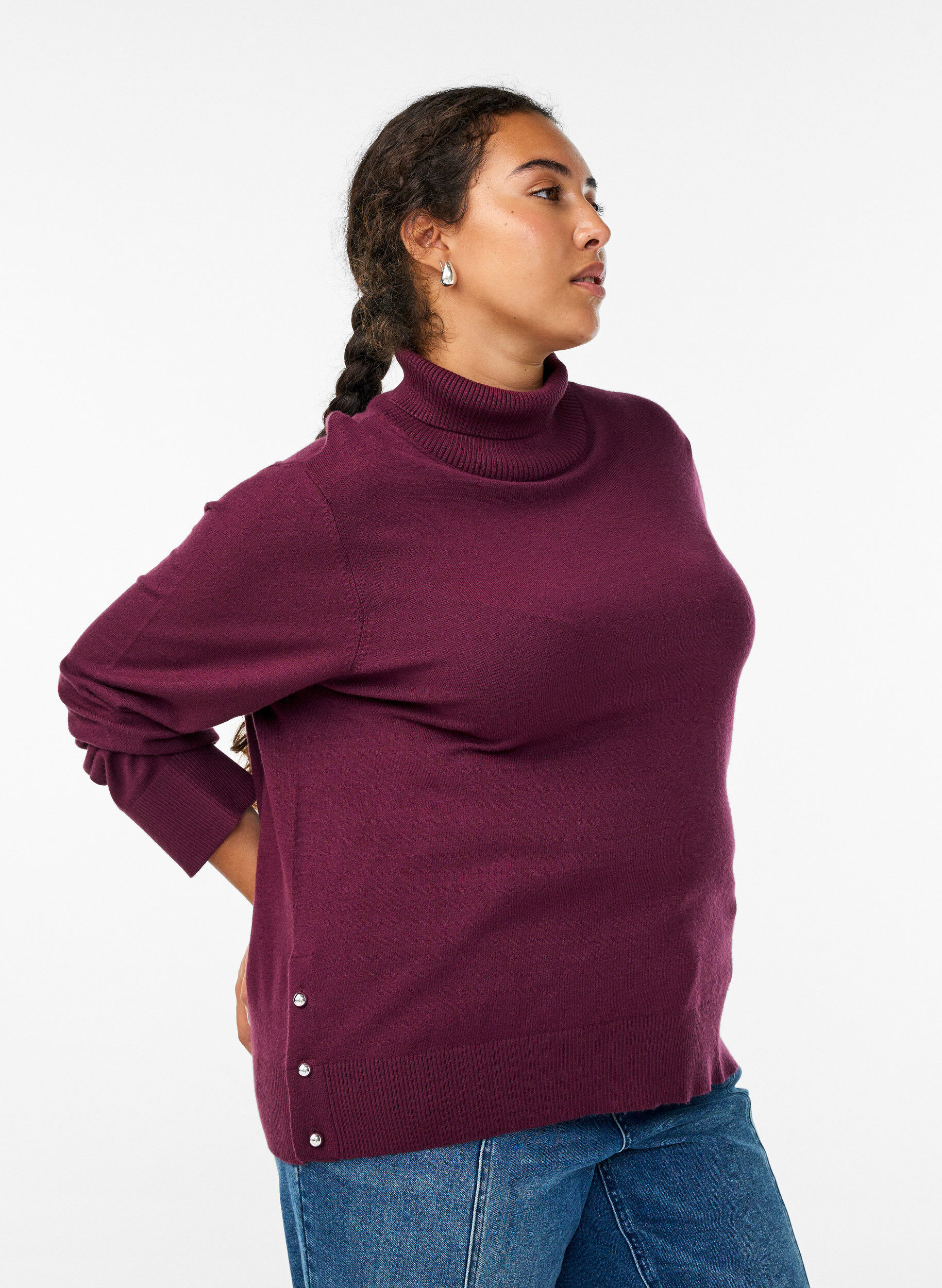 Zizzi Blouse en maille avec col roul&eacute; et boutons sur le c&ocirc;t&eacute;, Bordeaux fonc&eacute;, Model image number 3
