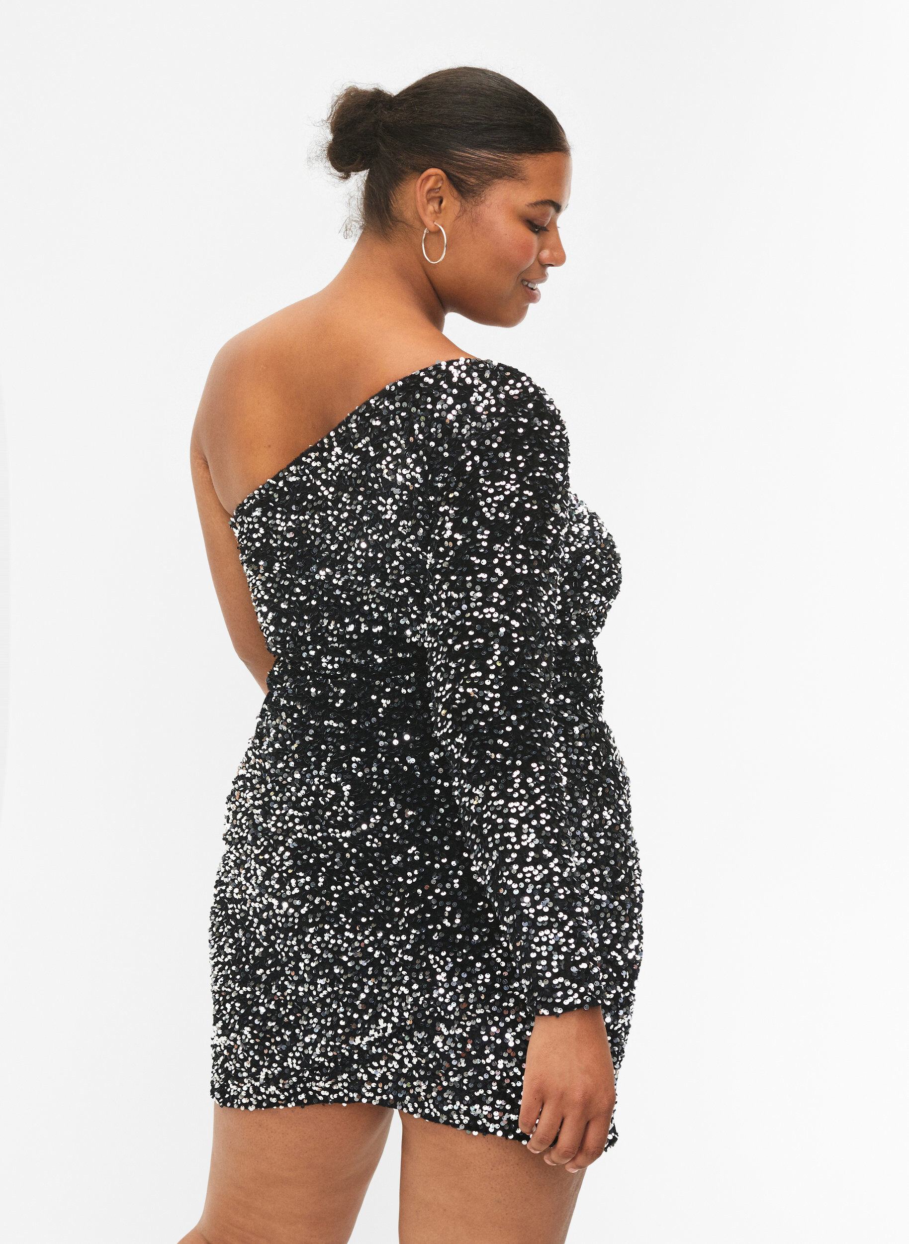 Zizzi Robe courte &agrave; sequins, coupe asym&eacute;trique une &eacute;paule d&eacute;nud&eacute;e, Black/Silver Sequins, Model image number 1