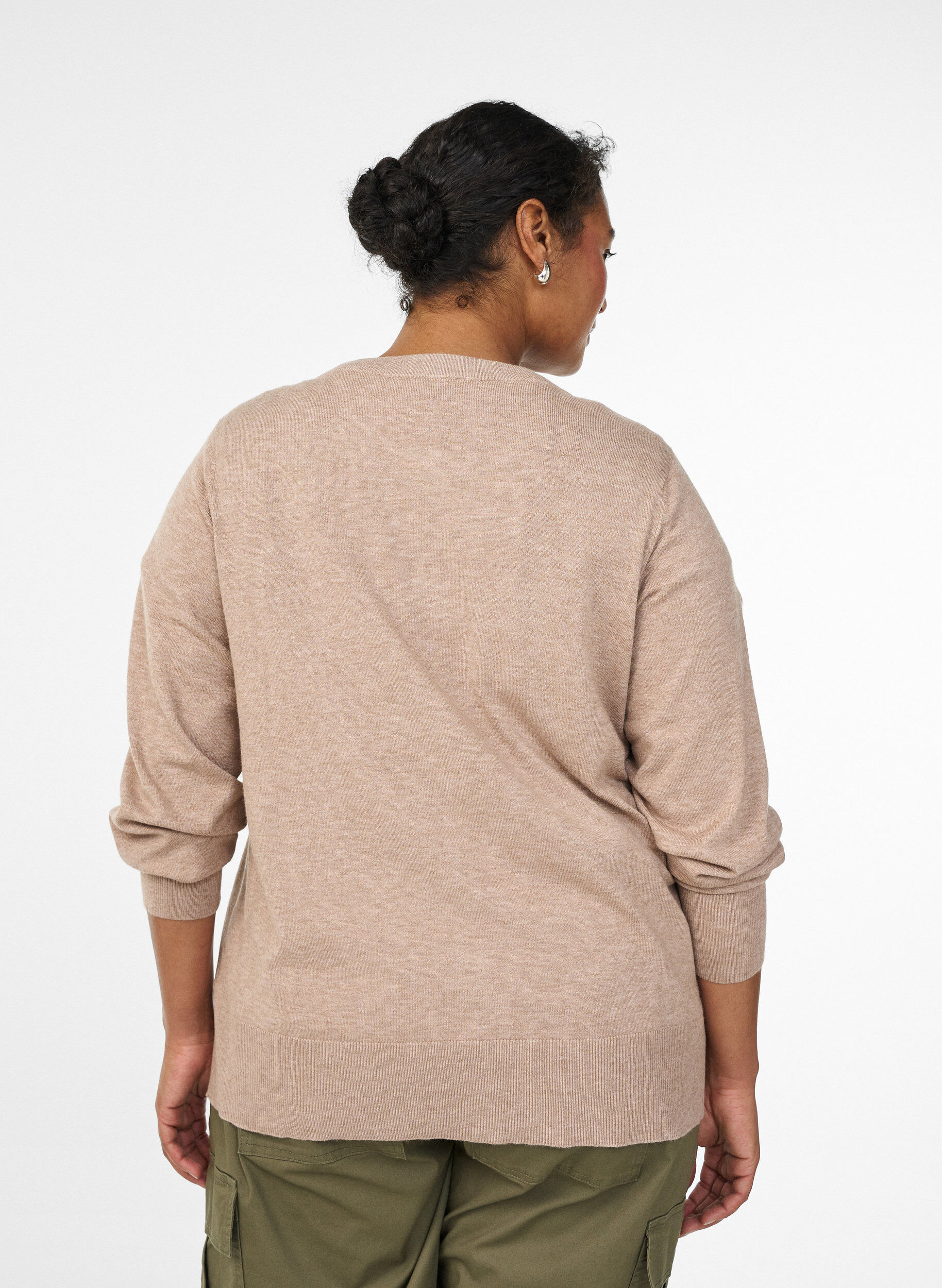 Zizzi Cardigan avec col rond et boutons recouverts de tissu, Beige, Model image number 2