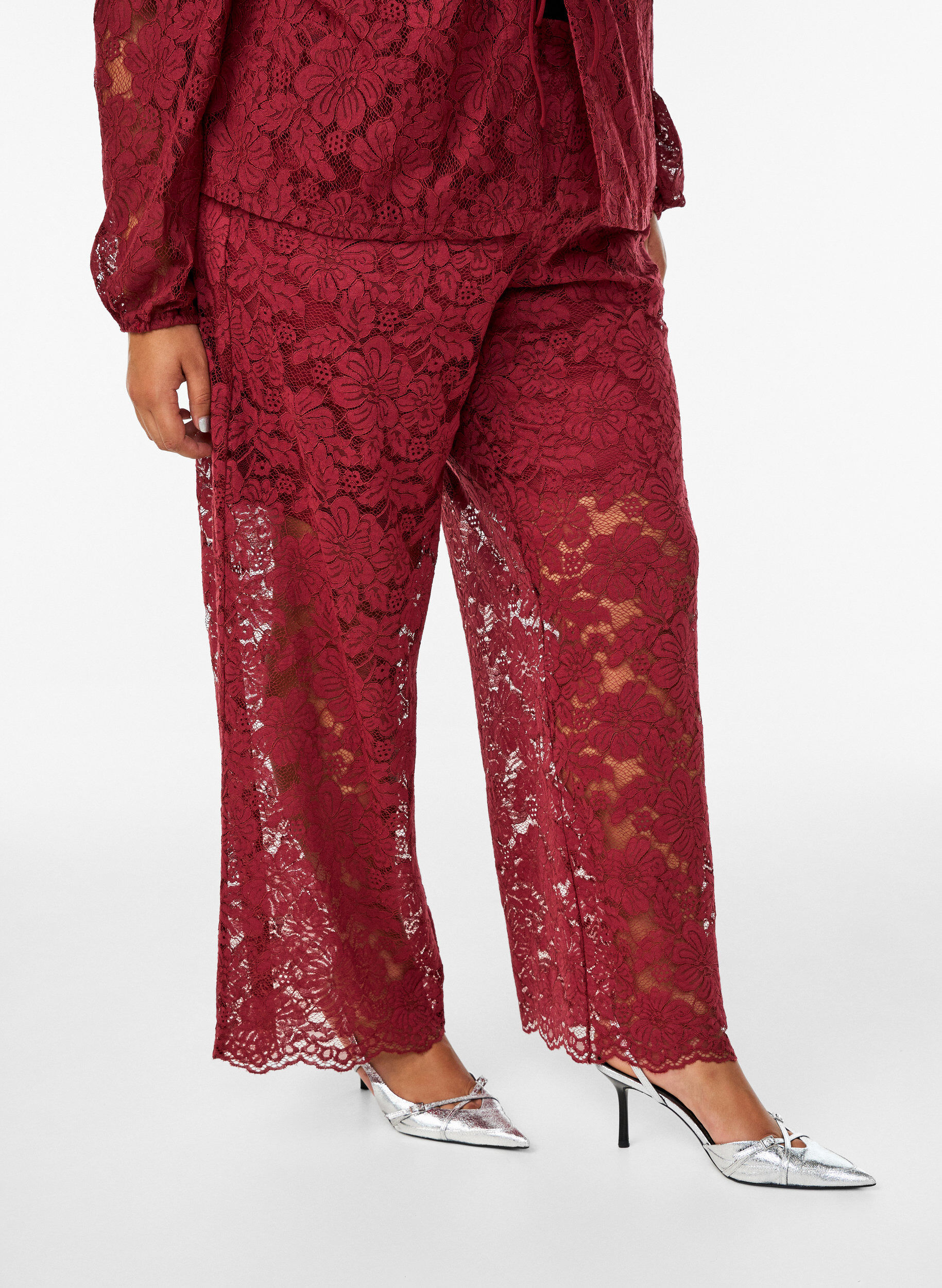 Zizzi Pantalon taille haute en dentelle et avec des poches, Bordeaux fonc&eacute;, Model image number 2