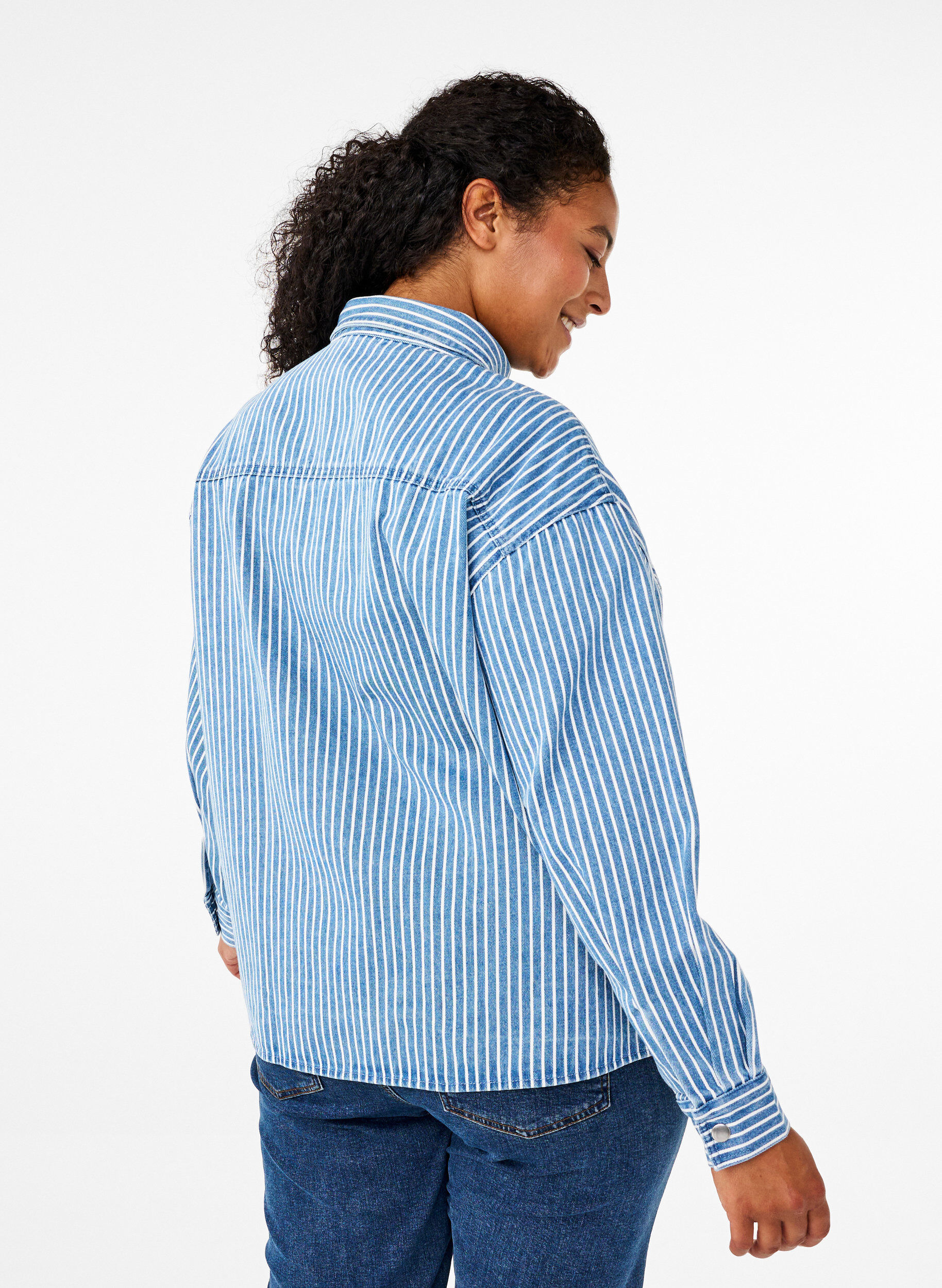 Zizzi Chemise en jean ray&eacute;e avec poches de poitrine, Light B.Denim Stripe, Model image number 1