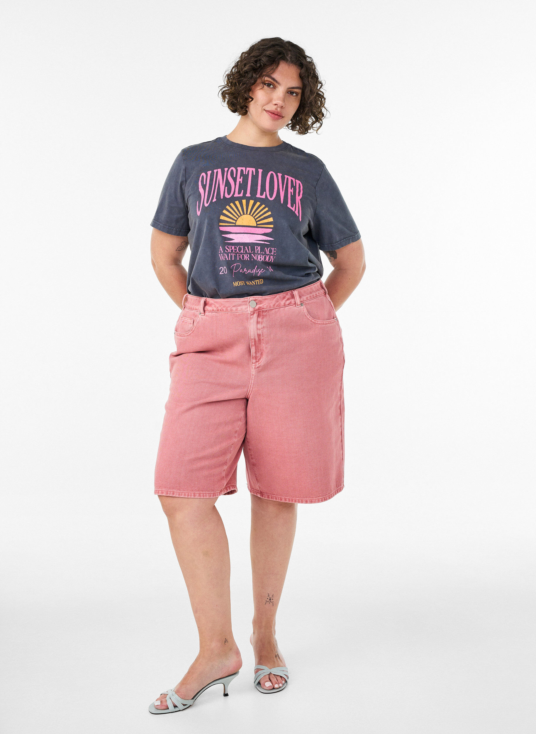 ZizziT-shirt en coton avec imprim&eacute; sur le devant et effet d&eacute;lav&eacute;, Gris, Model image number 1