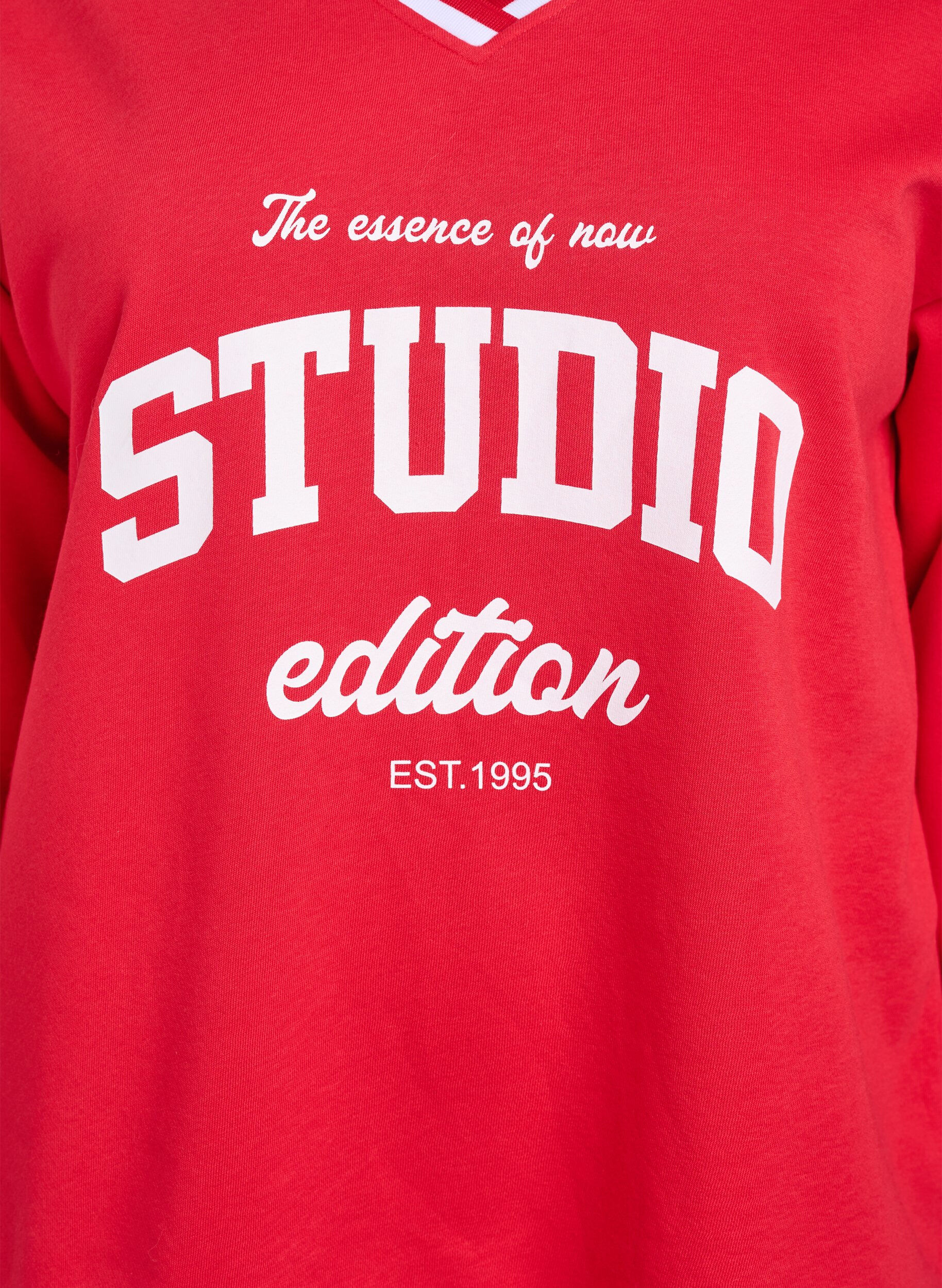 Zizzi Sweatshirt avec col en V et imprim&eacute; texte, Rouge, Packshot image number 2