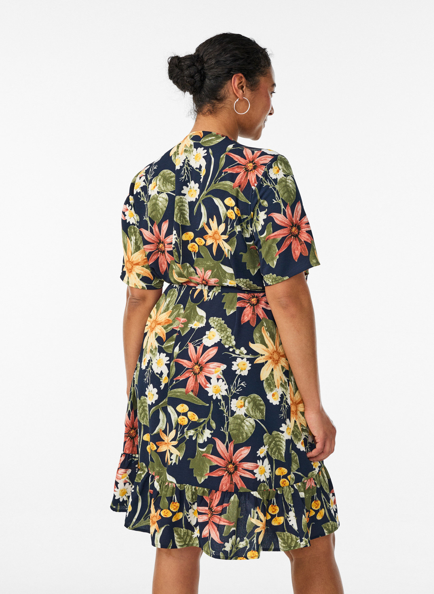 Zizzi Robe portefeuille &agrave; fleurs et manches courtes, Bleu, Model image number 2