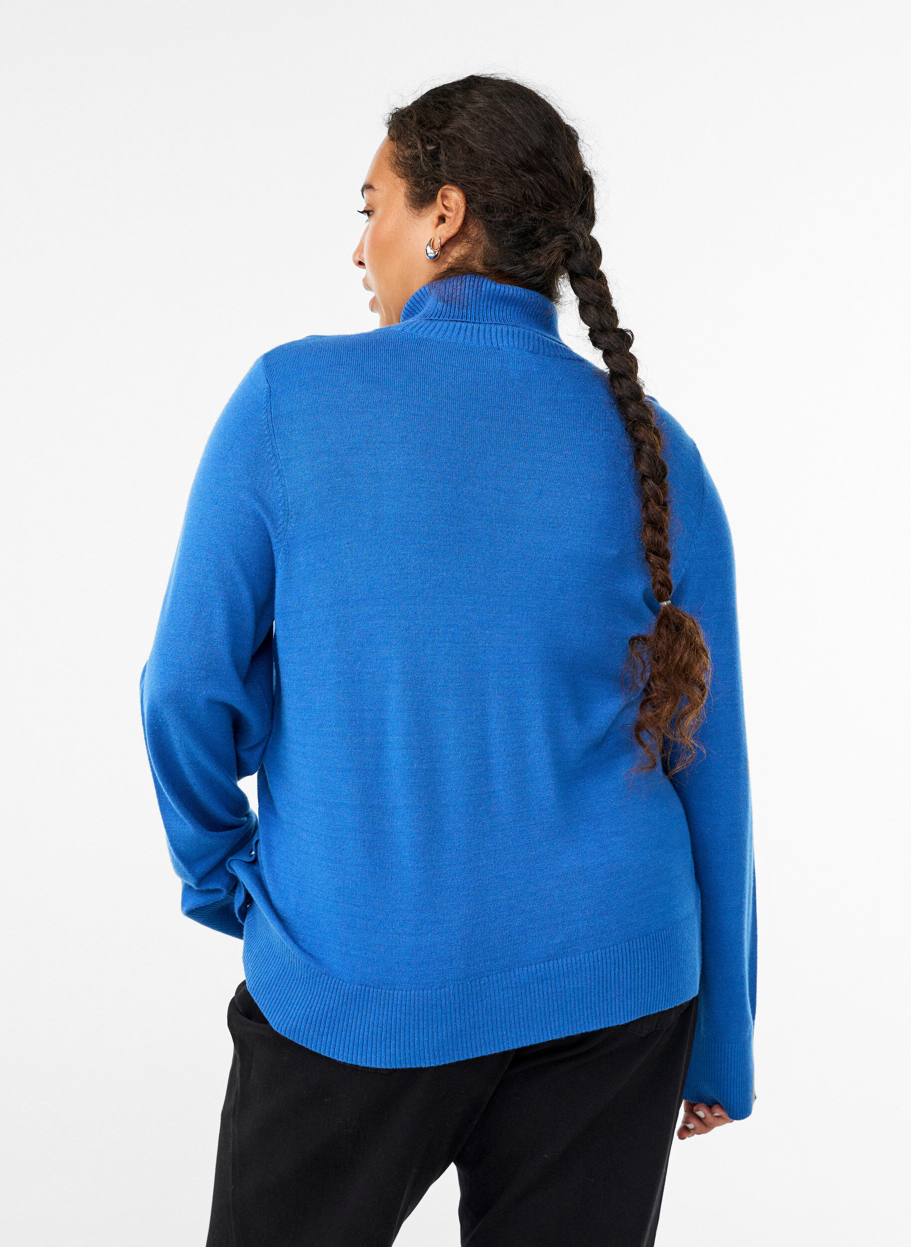 Zizzi Blouse en maille &agrave; col roul&eacute; et boutons sur le c&ocirc;t&eacute;, Bleu, Model image number 2
