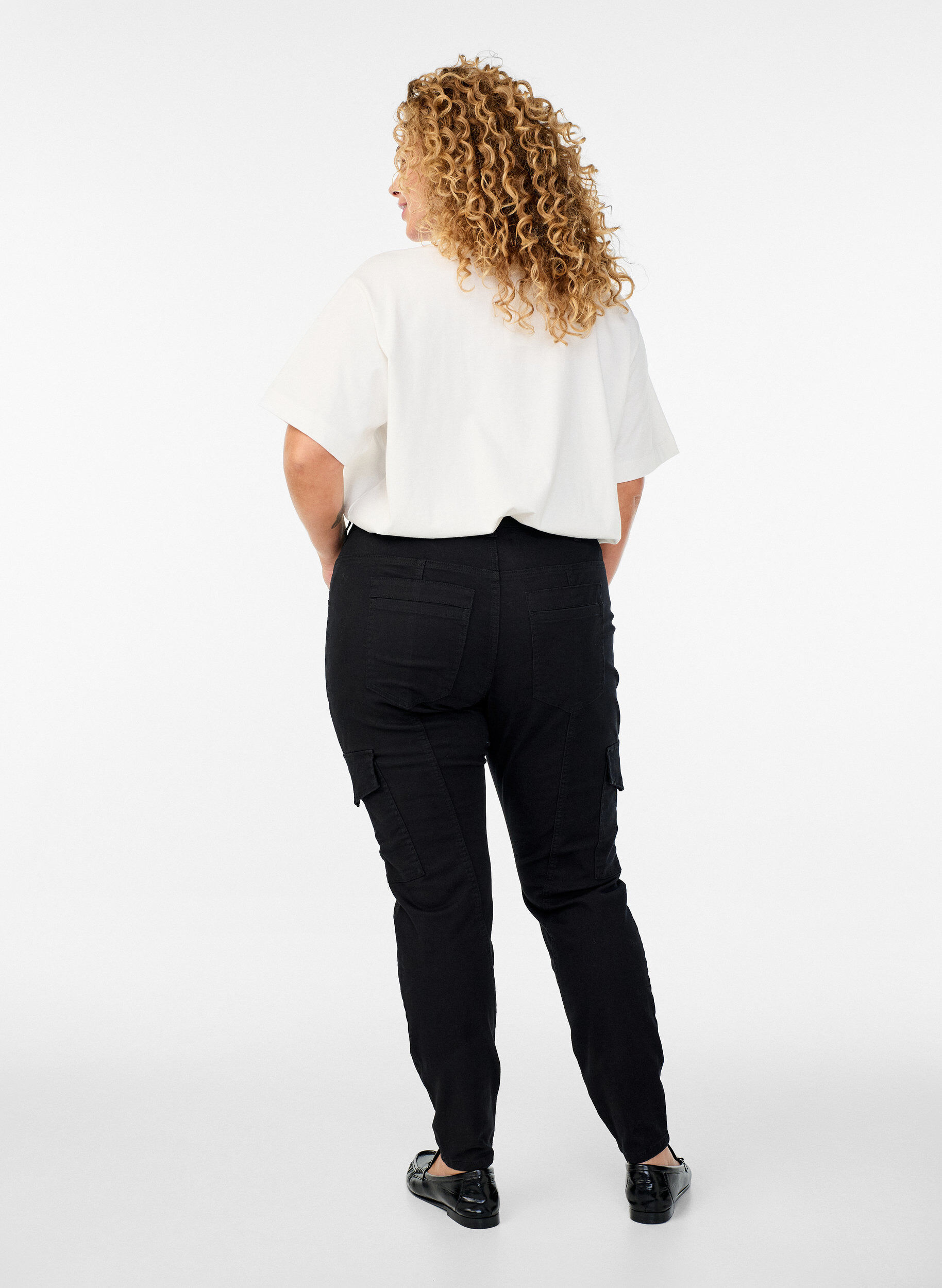 Zizzi Pantalon slim fit avec poches cargo, Noir, Model image number 1