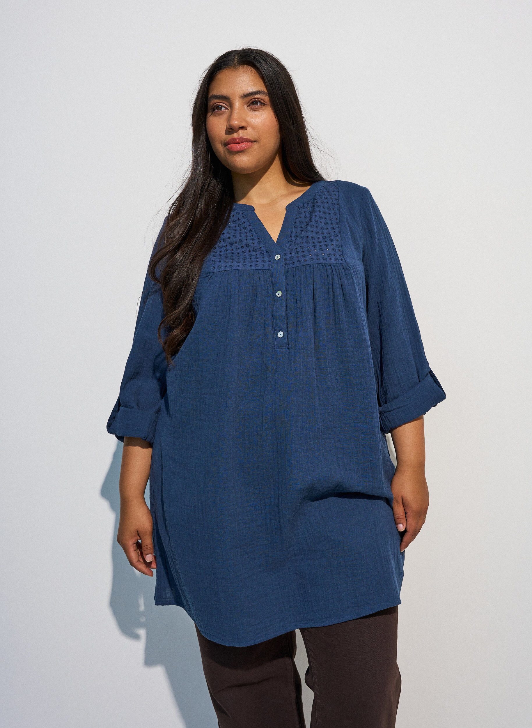 ZizziTunique en mousseline de coton avec broderie anglaise, Bleu, Model image number 0